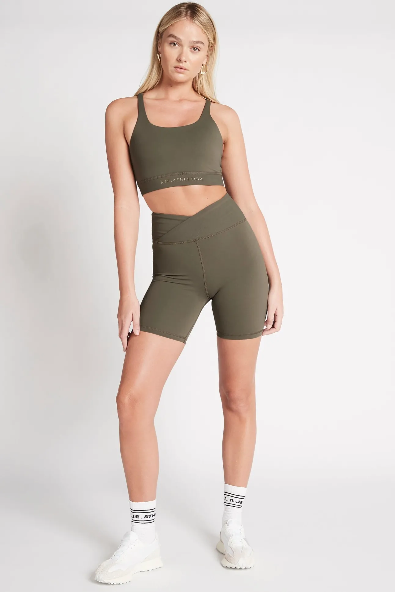 adjustable_strap_ribbed_c_5.webp Adjustable Strap Ribbed Cross Back Sports Bra 322