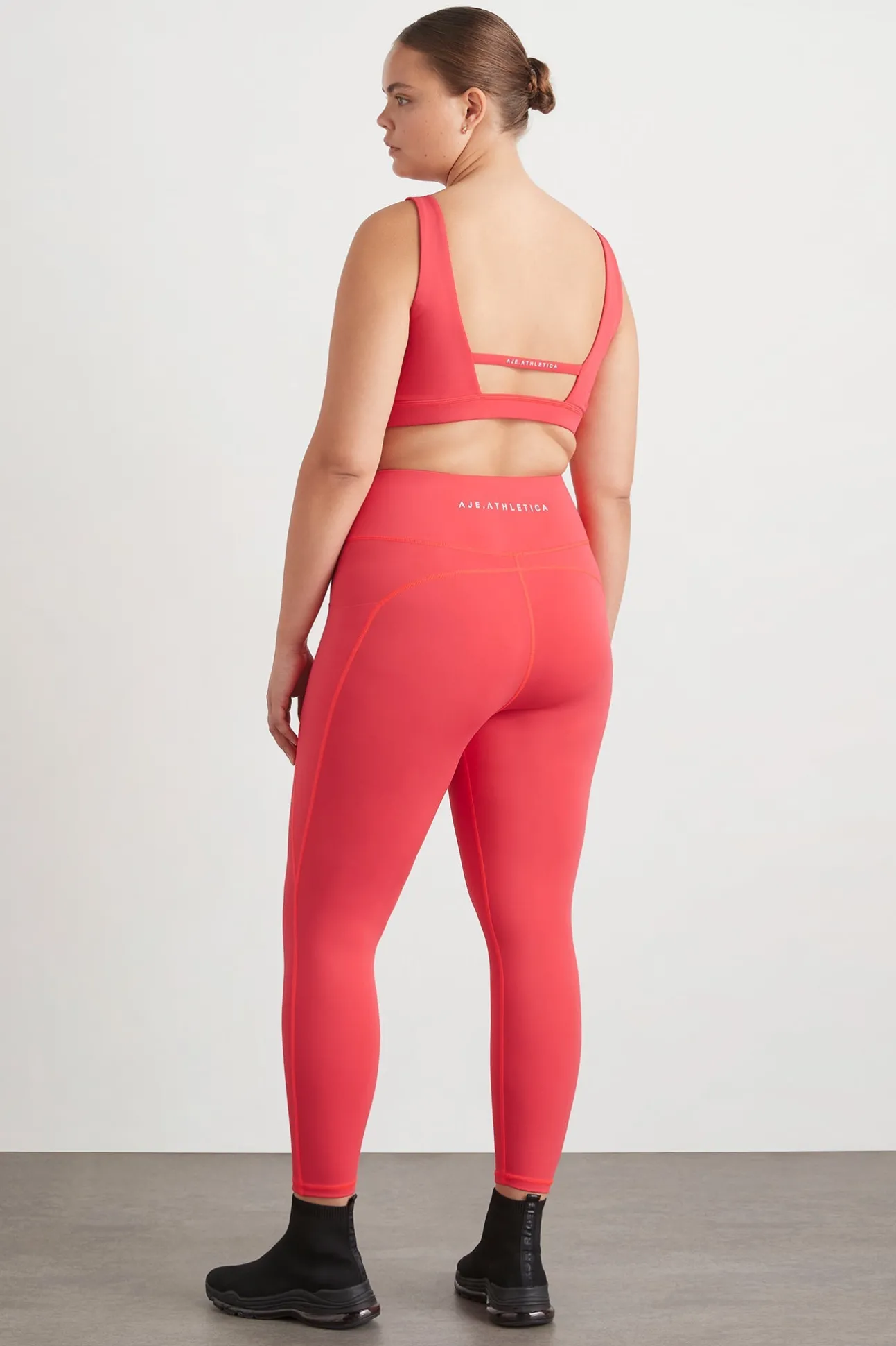 contour_plunge_sports_bra_14.webp Contour Plunge Sports Bra 342
