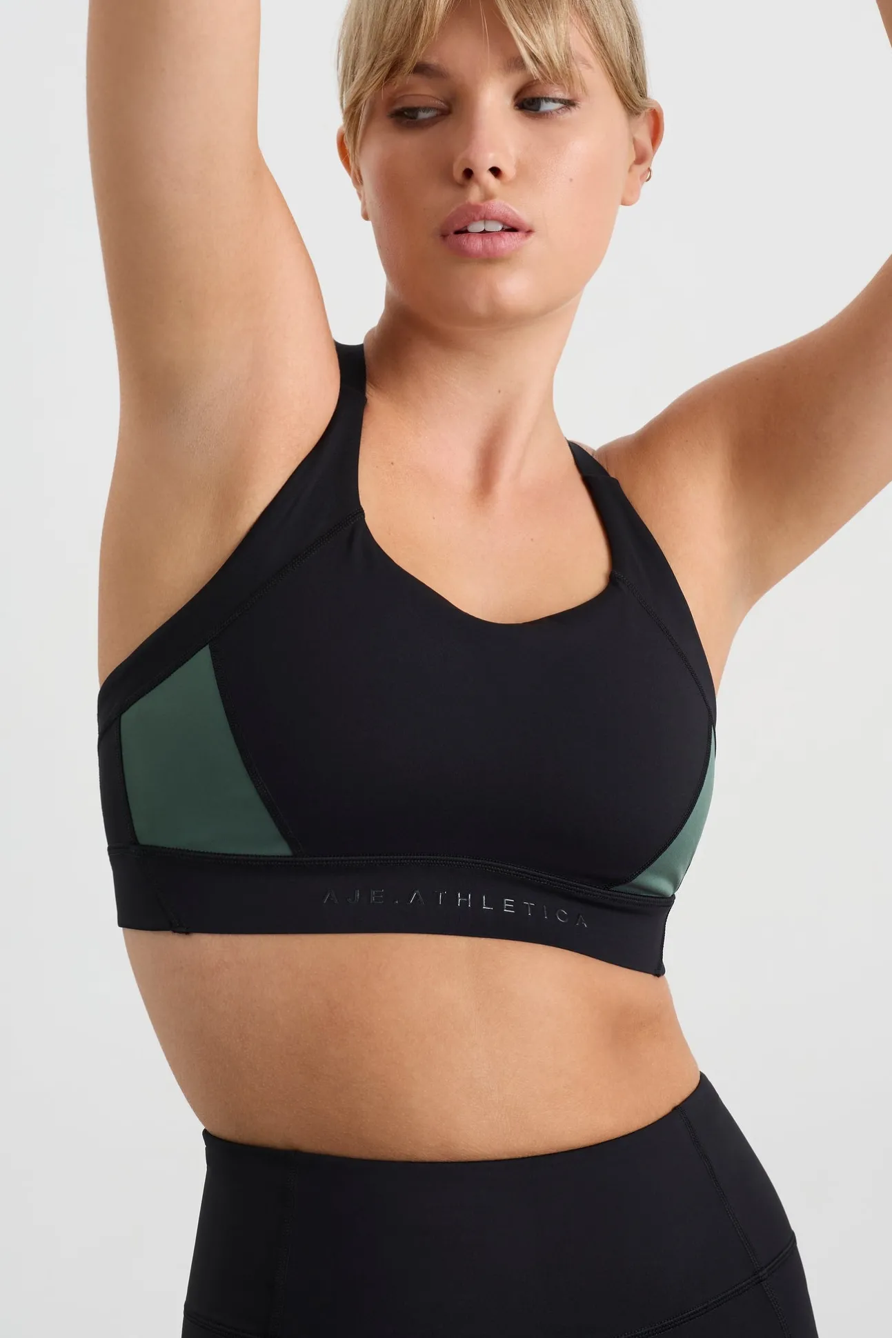 contrast_adjustable_strap_8-1.webp Contrast Adjustable Strap Sports Bra 321
