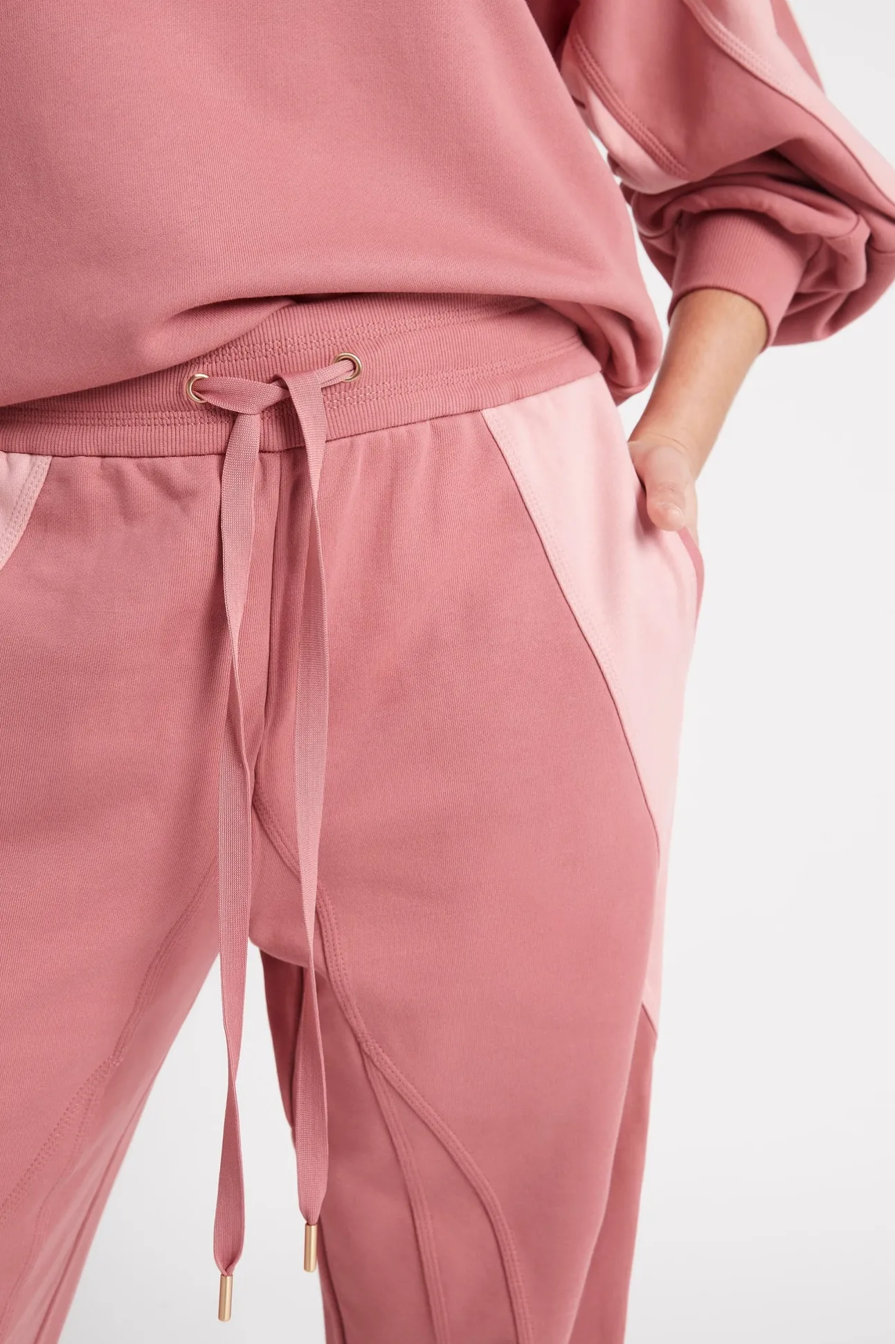 contrast_all_rounder_trac_7.webp Contrast All Rounder Trackpants 506
