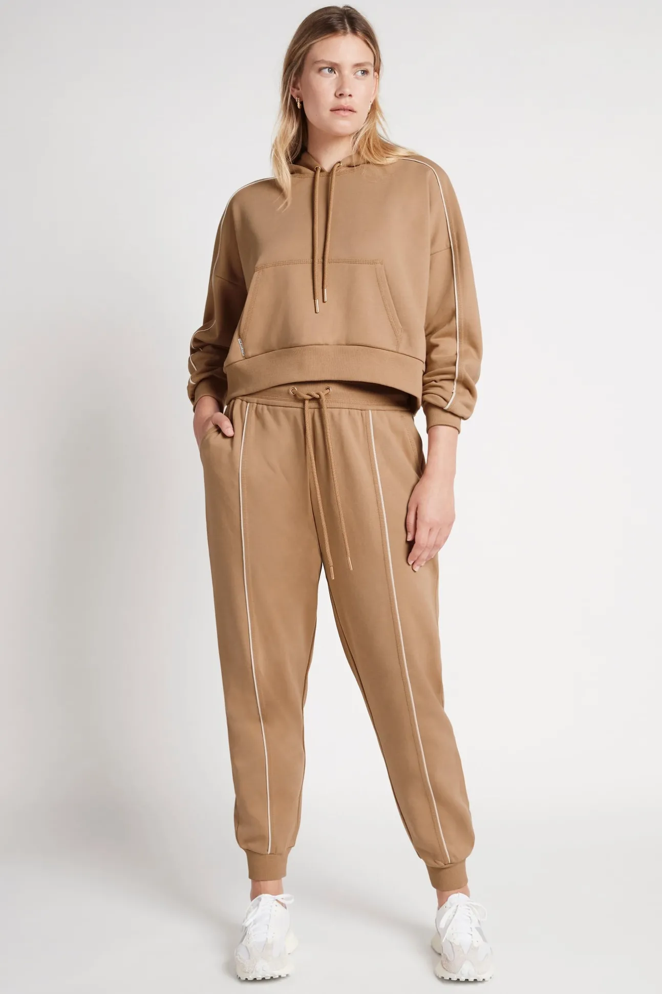 cropped_essential_contras_10-1.webp Cropped Essential Contrast Piping Hoodie 405