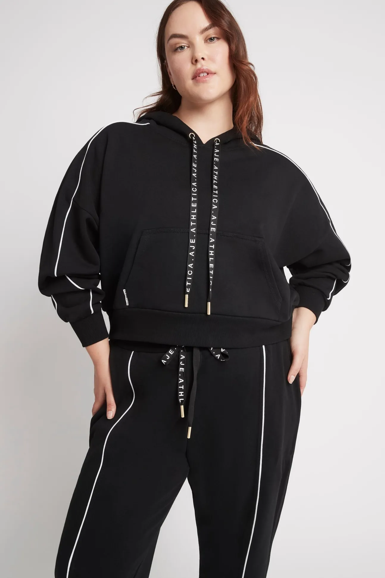 cropped_essential_contras_10.webp Cropped Essential Contrast Piping Hoodie 405