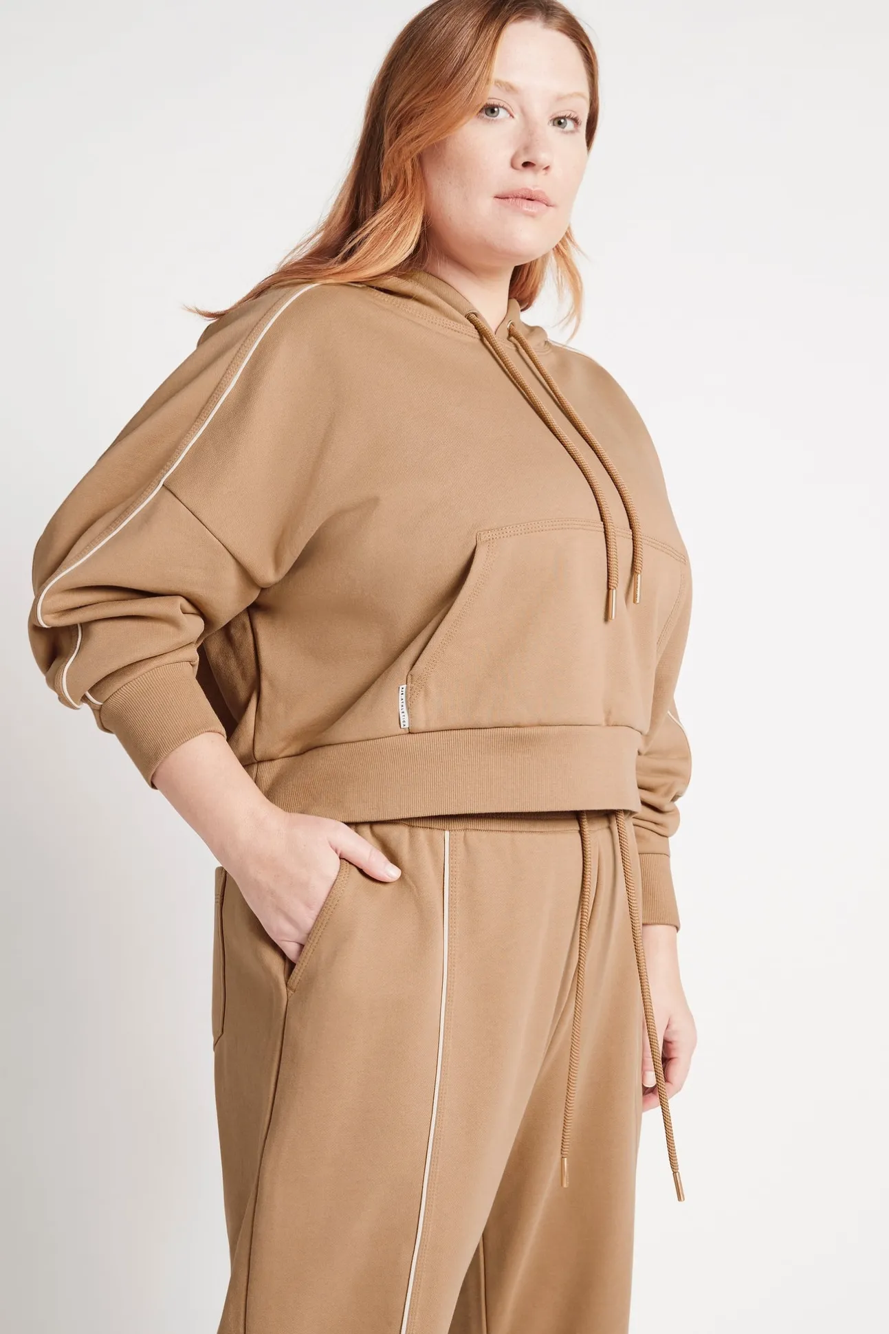 cropped_essential_contras_12-1.webp Cropped Essential Contrast Piping Hoodie 405