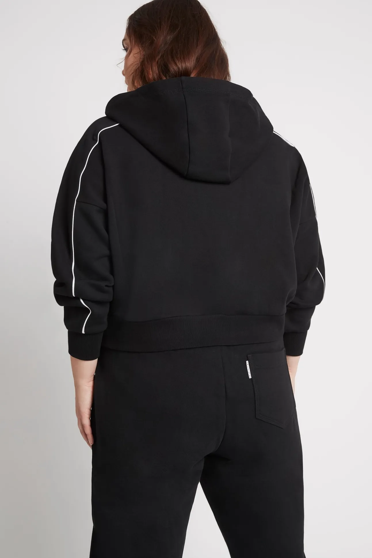 cropped_essential_contras_13.webp Cropped Essential Contrast Piping Hoodie 405