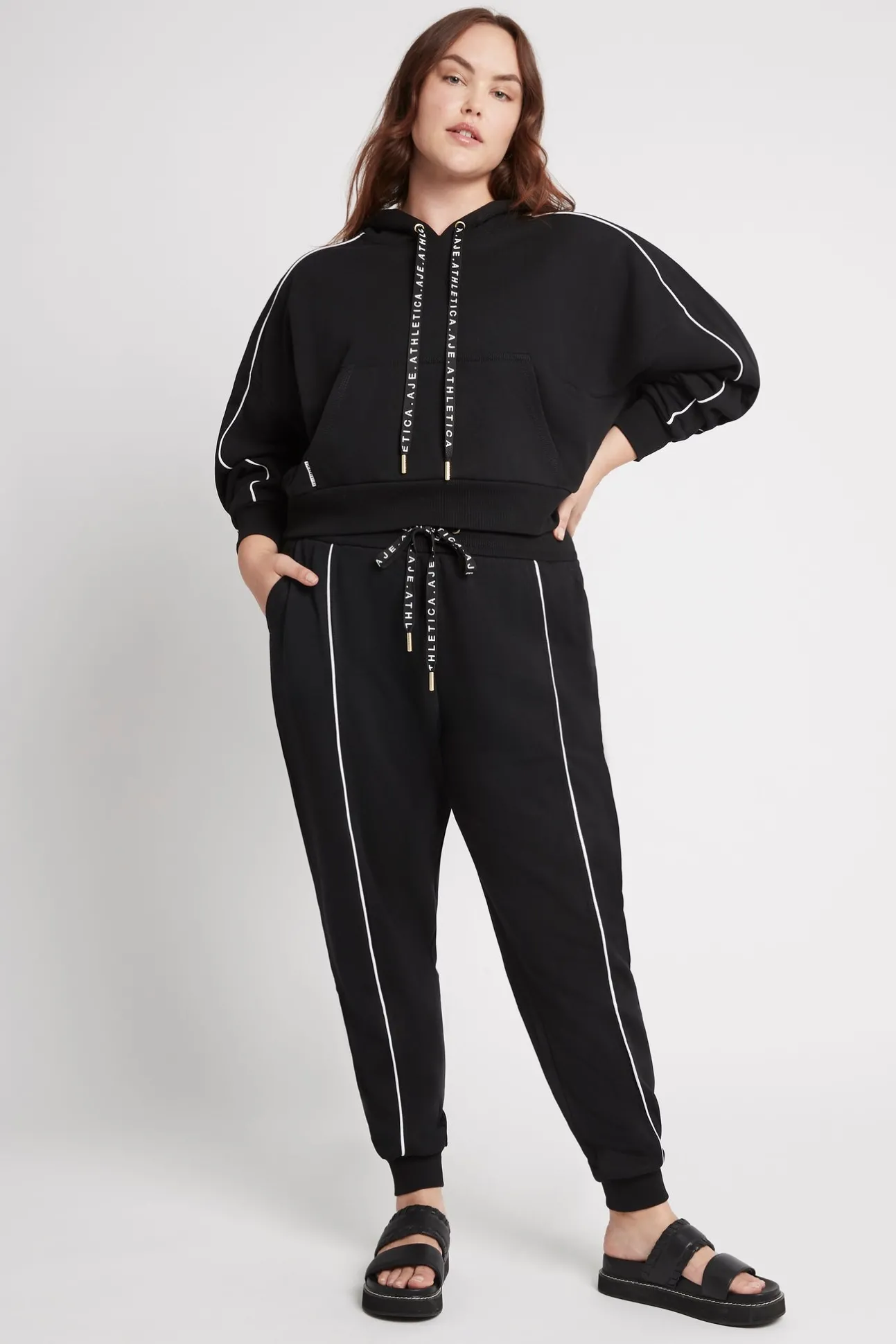 cropped_essential_contras_14.webp Cropped Essential Contrast Piping Hoodie 405