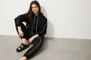 Cropped Essential Contrast Piping Hoodie 405