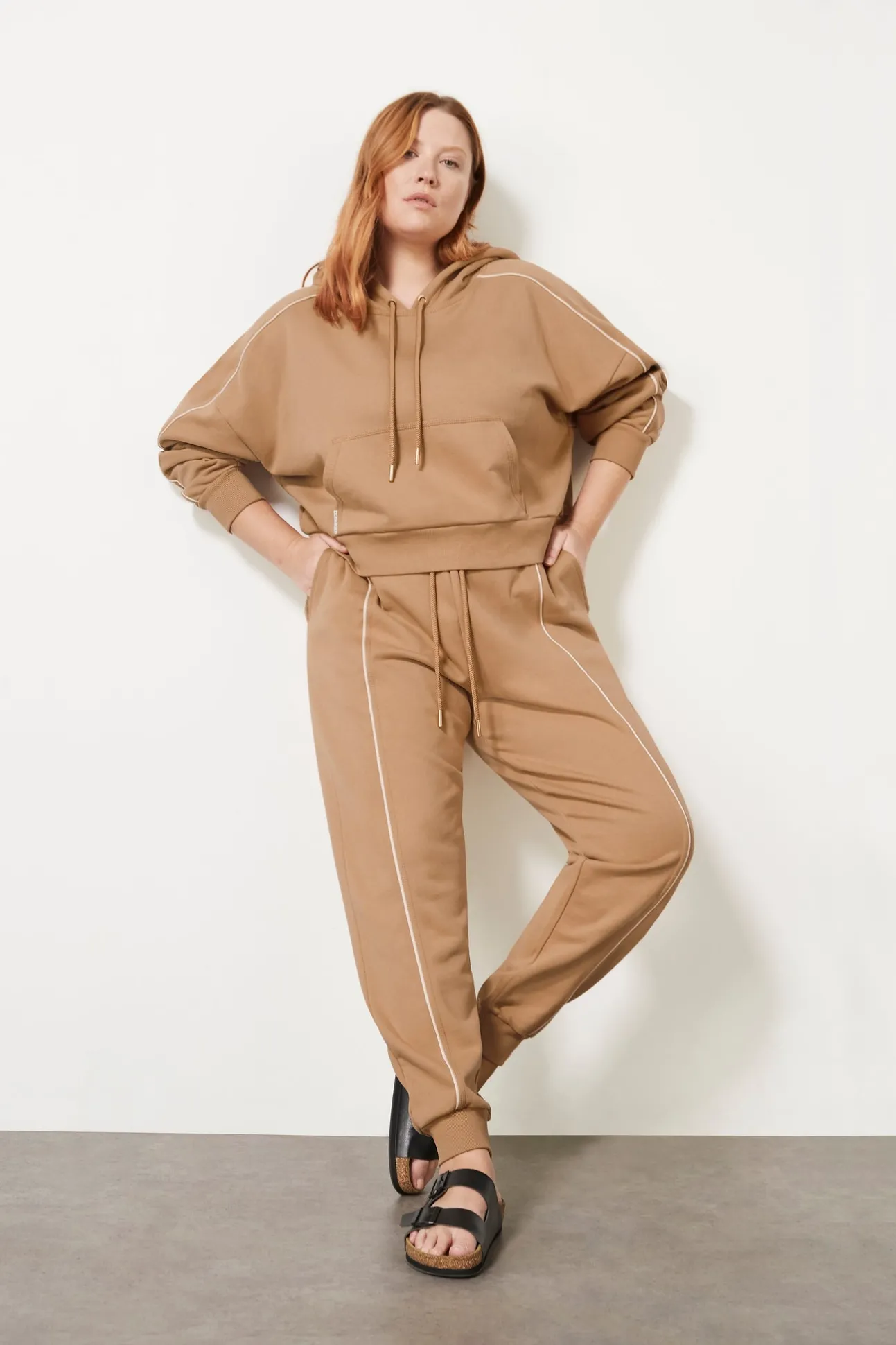 cropped_essential_contras_16.webp Cropped Essential Contrast Piping Hoodie 405