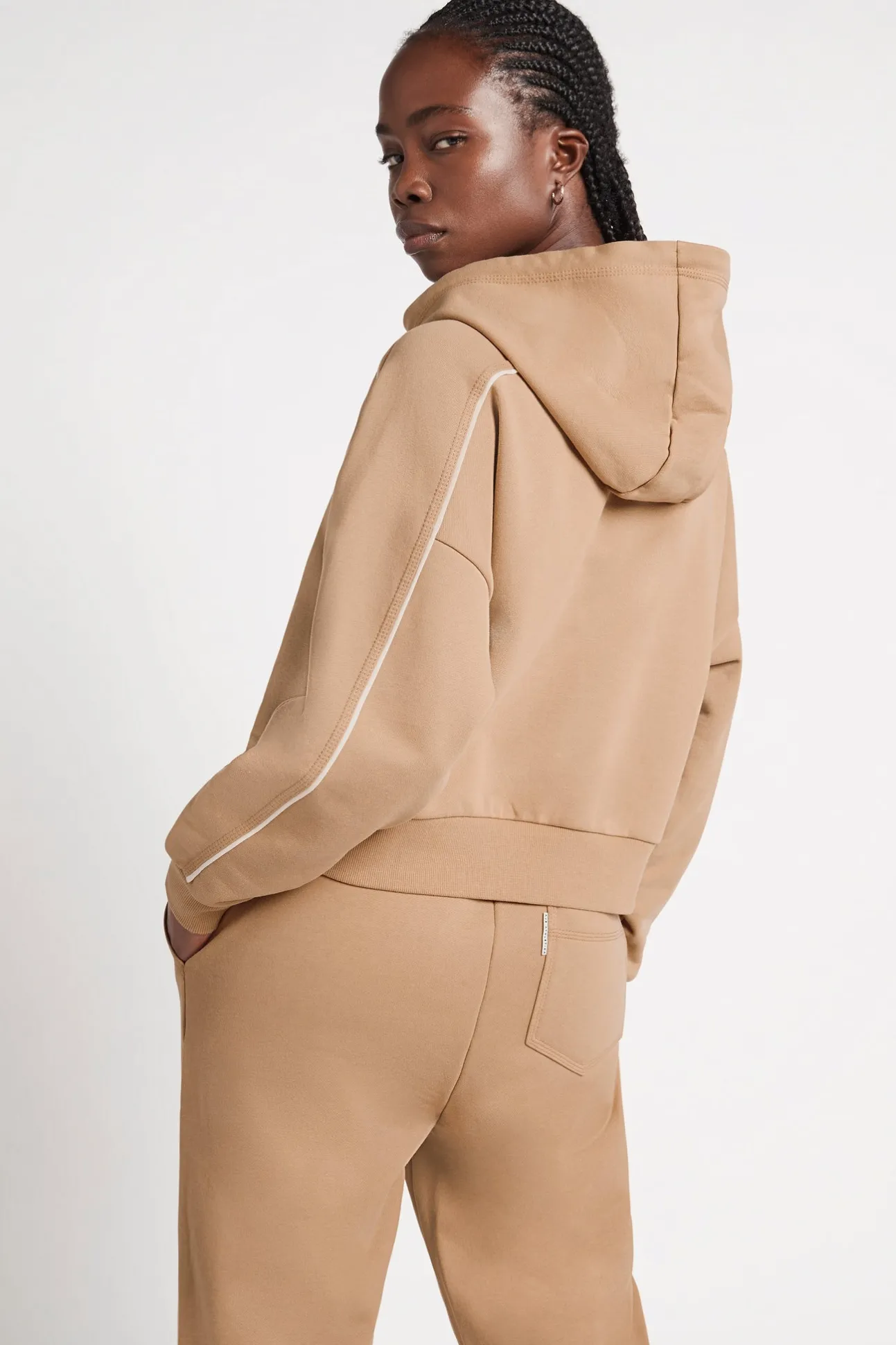 cropped_essential_contras_4-1.webp Cropped Essential Contrast Piping Hoodie 405