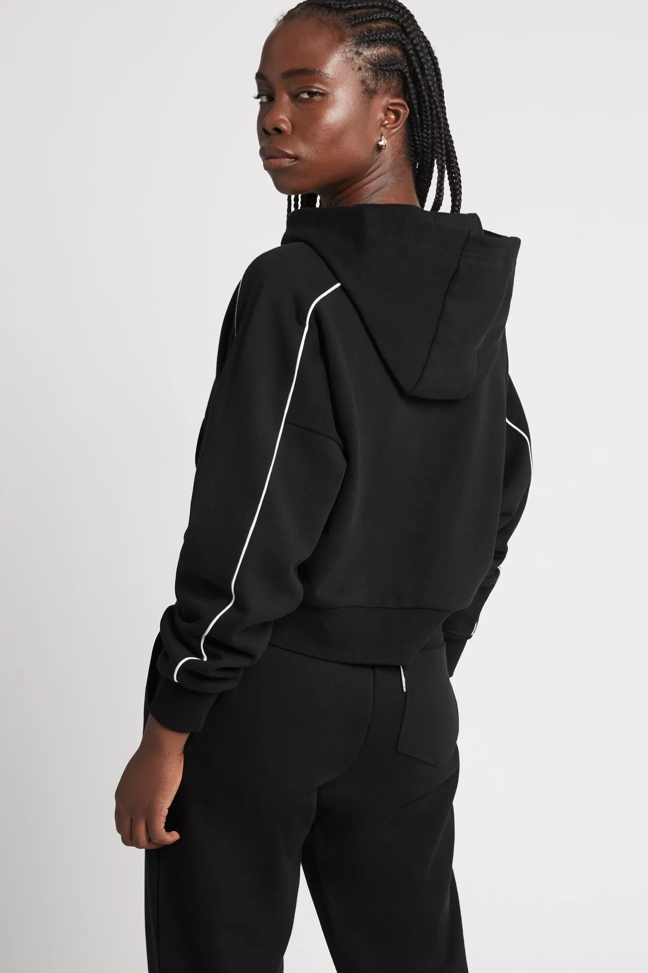 cropped_essential_contras_4.webp Cropped Essential Contrast Piping Hoodie 405