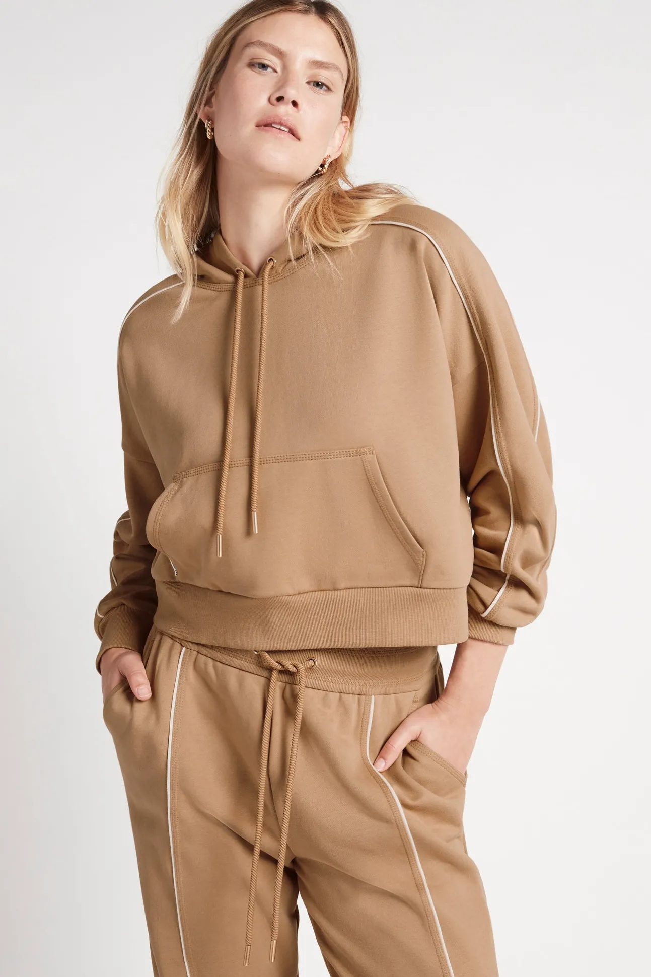 cropped_essential_contras_6-1.webp Cropped Essential Contrast Piping Hoodie 405