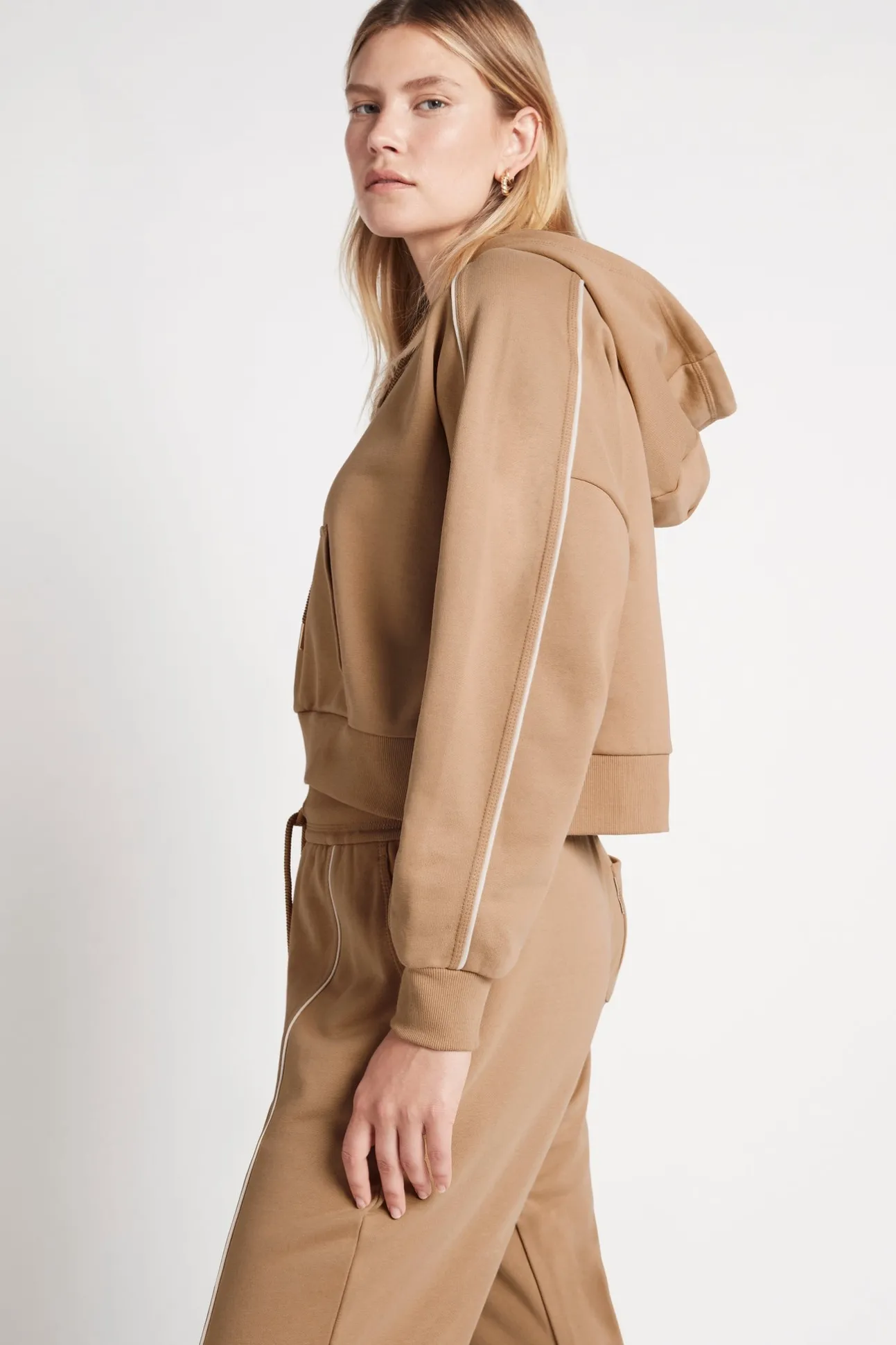 cropped_essential_contras_7-1.webp Cropped Essential Contrast Piping Hoodie 405