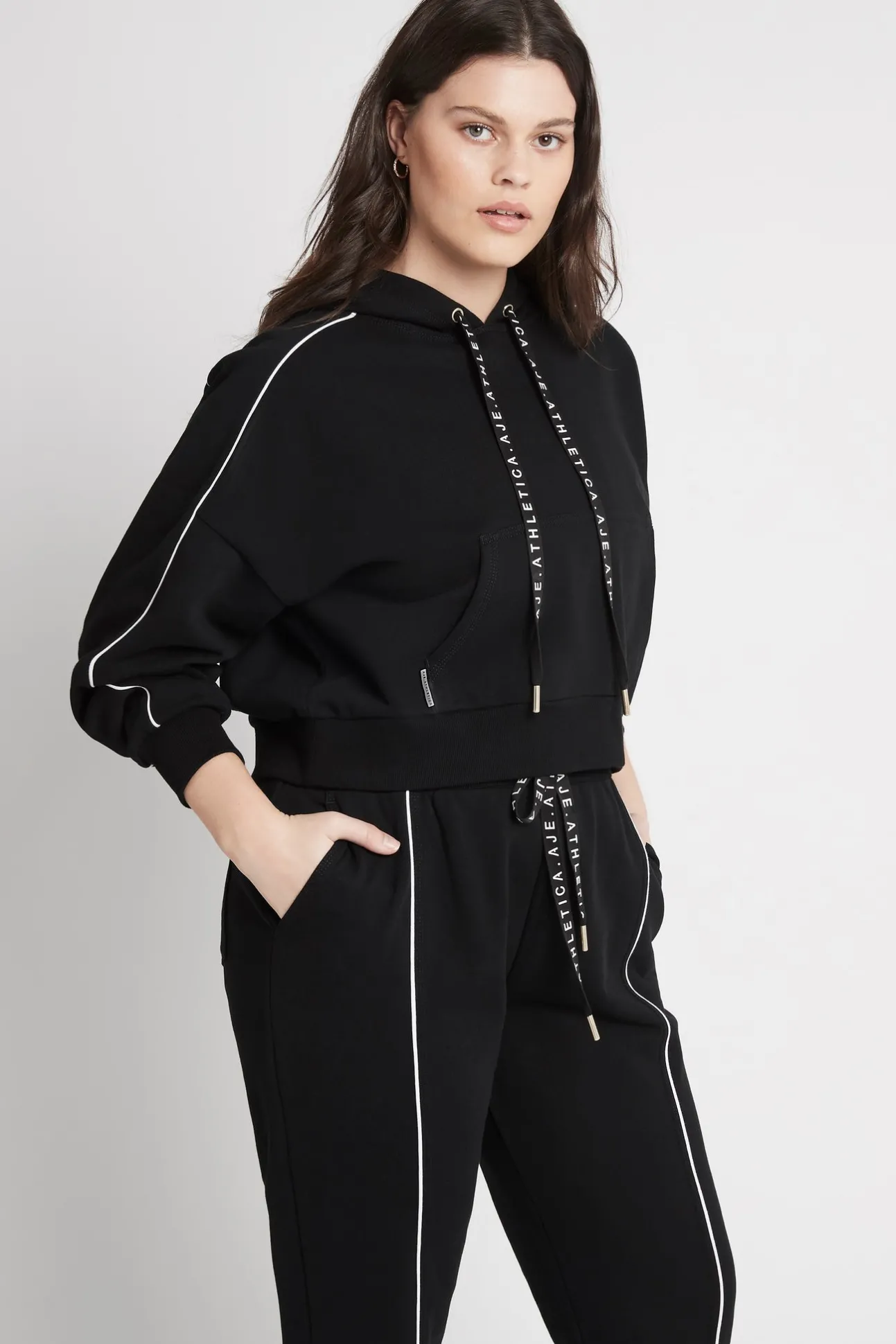 cropped_essential_contras_7.webp Cropped Essential Contrast Piping Hoodie 405