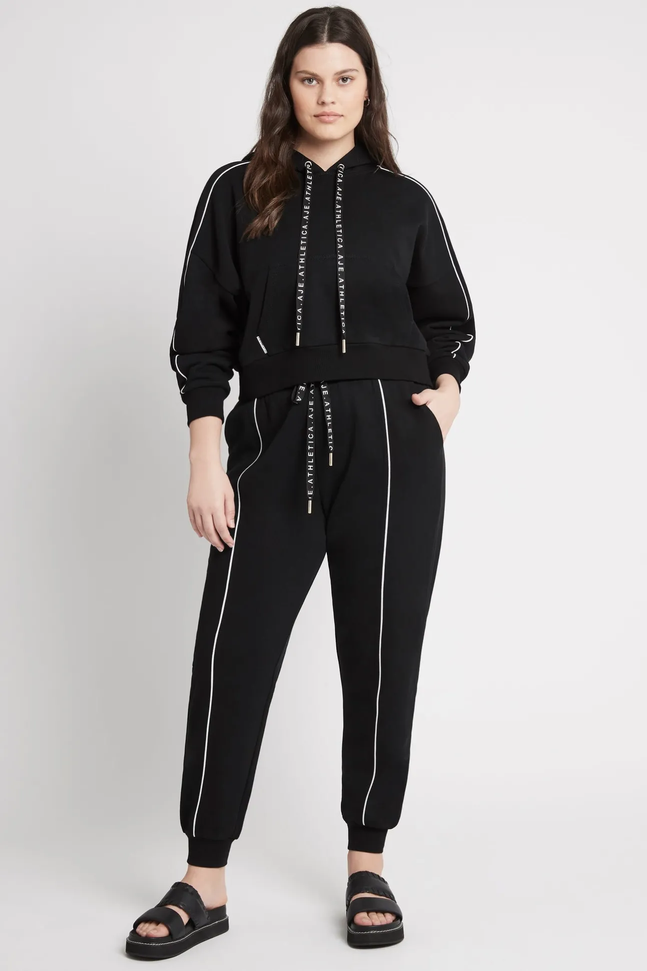 cropped_essential_contras_9.webp Cropped Essential Contrast Piping Hoodie 405