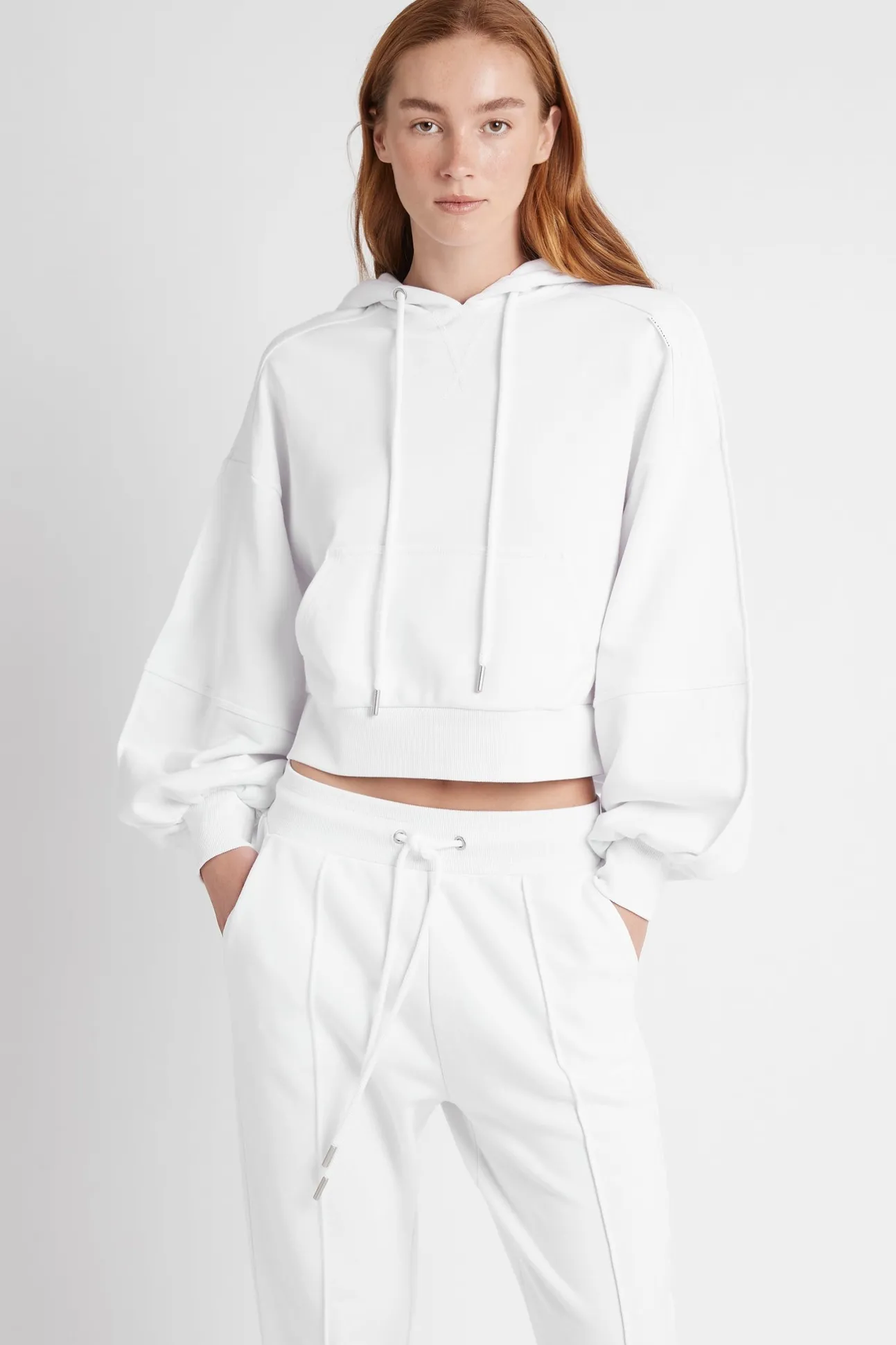 essential_cropped_hoodie__0.webp Essential Cropped Hoodie 405