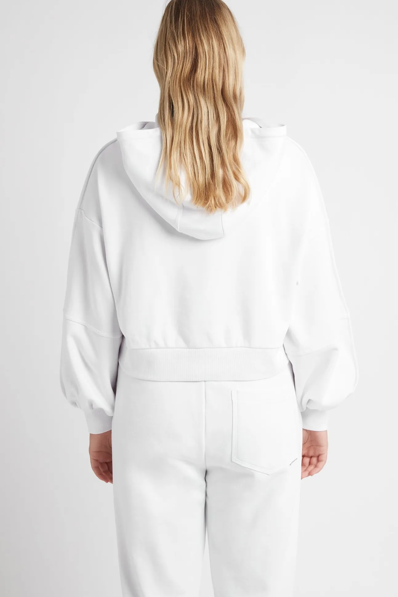 essential_cropped_hoodie__10.webp Essential Cropped Hoodie 405