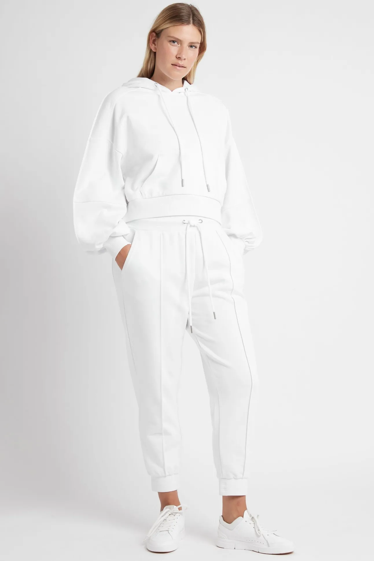 essential_cropped_hoodie__11.webp Essential Cropped Hoodie 405