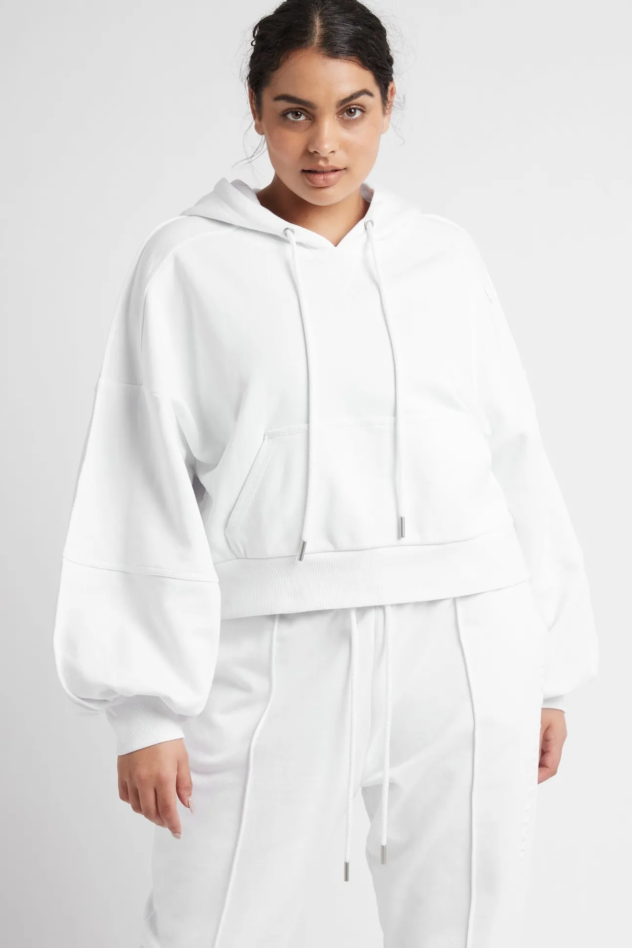 essential_cropped_hoodie__12.webp Essential Cropped Hoodie 405