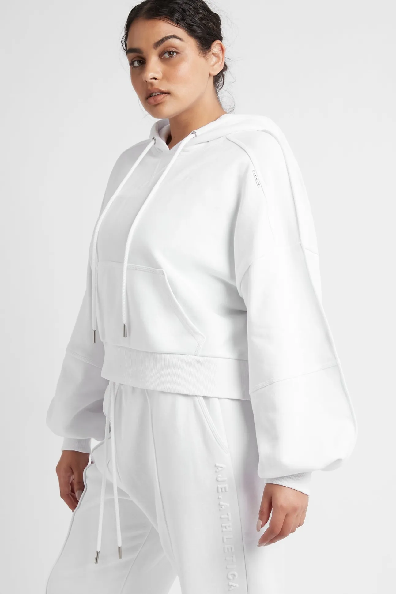 essential_cropped_hoodie__13.webp Essential Cropped Hoodie 405