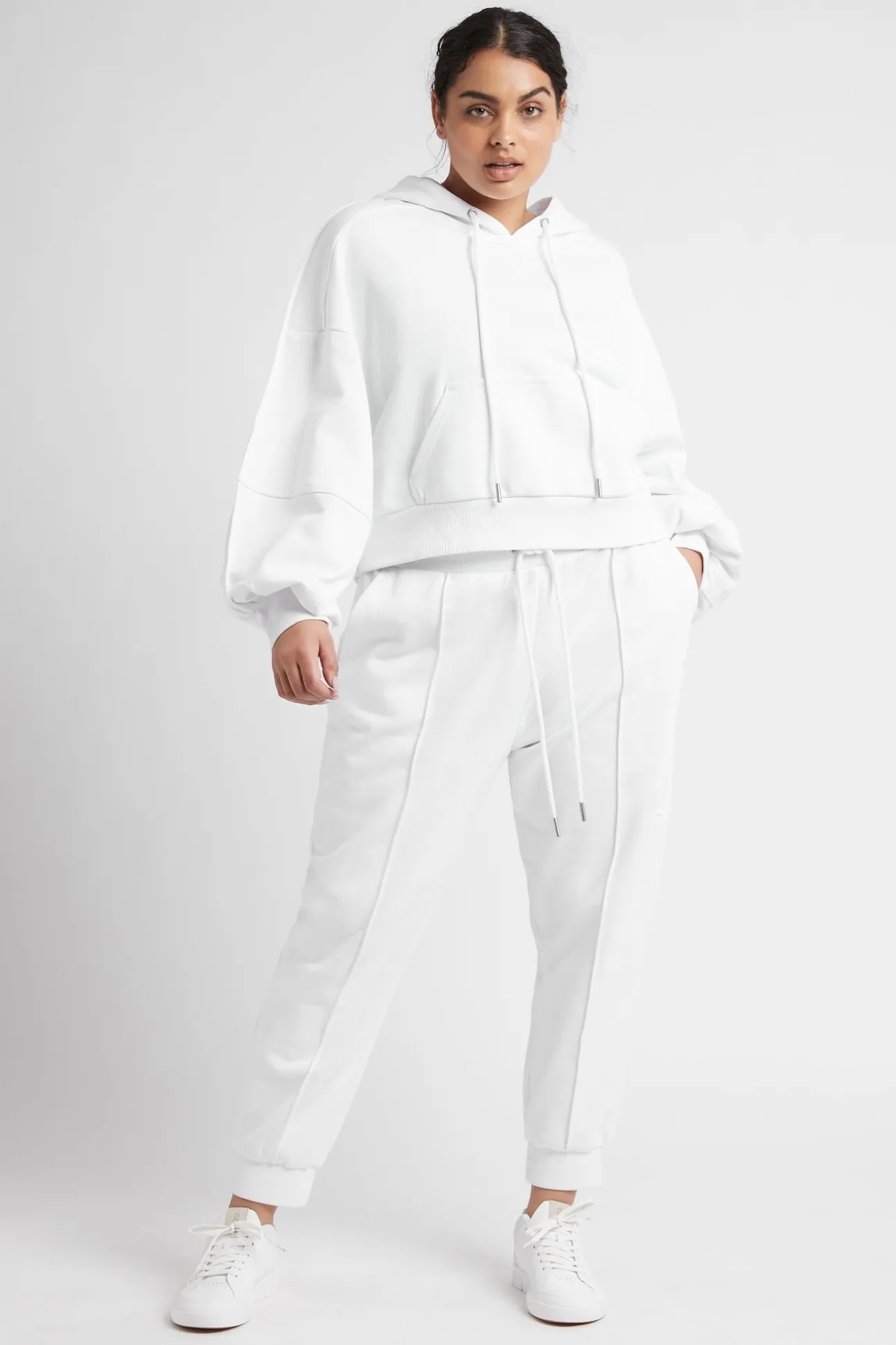 essential_cropped_hoodie__16.webp Essential Cropped Hoodie 405