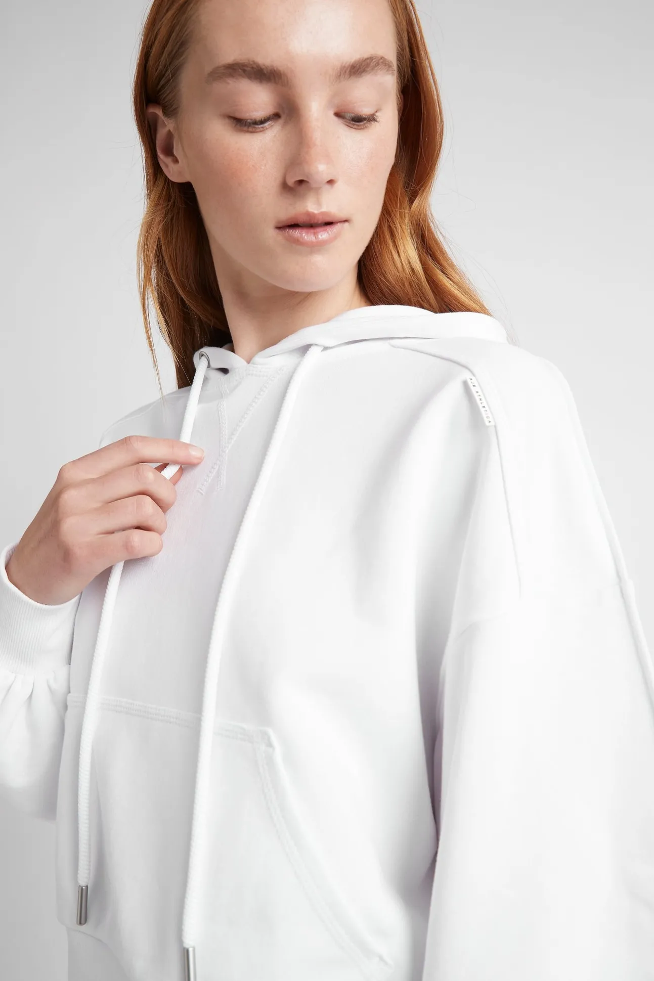 essential_cropped_hoodie__3.webp Essential Cropped Hoodie 405