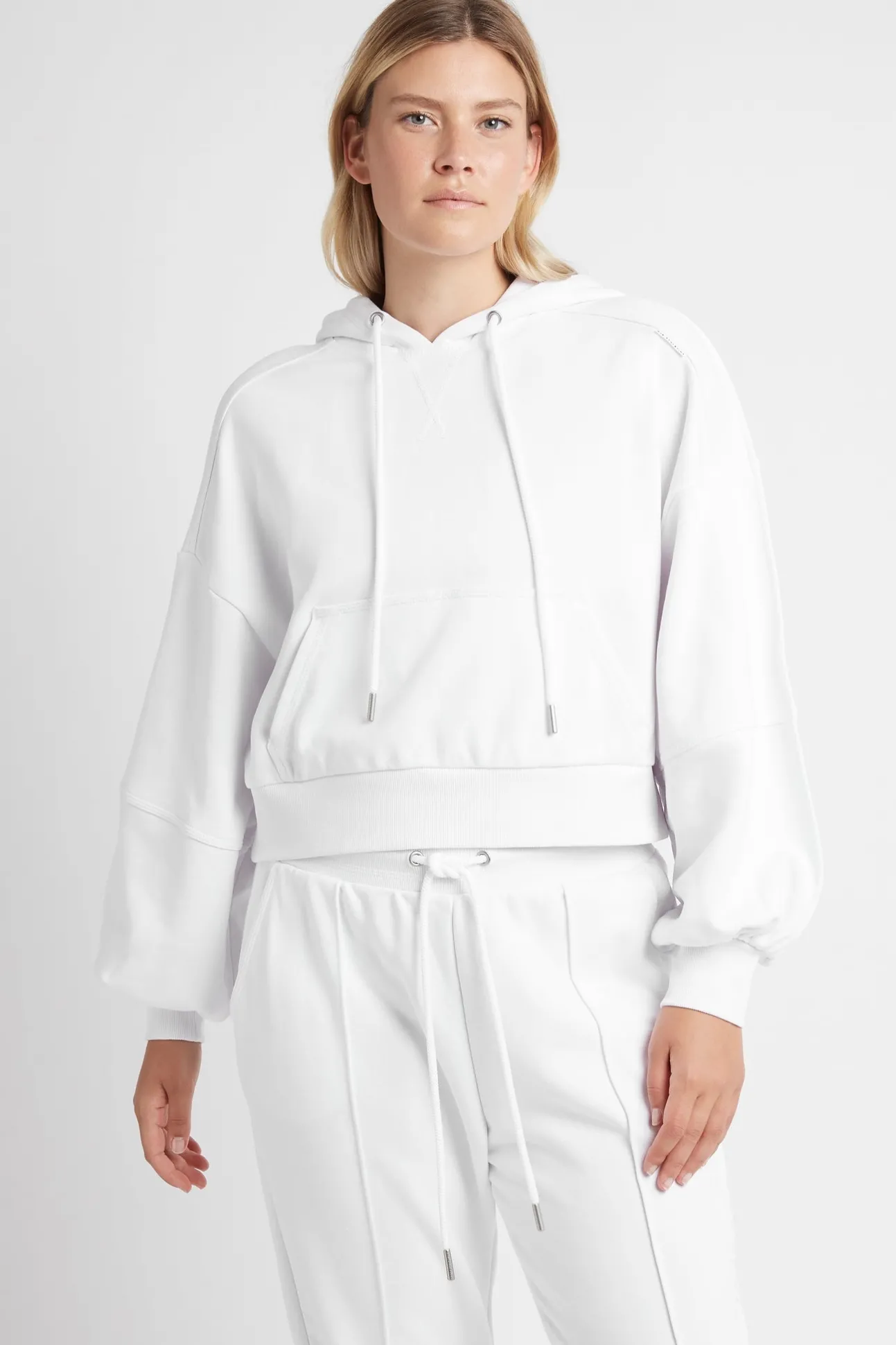 essential_cropped_hoodie__7.webp Essential Cropped Hoodie 405