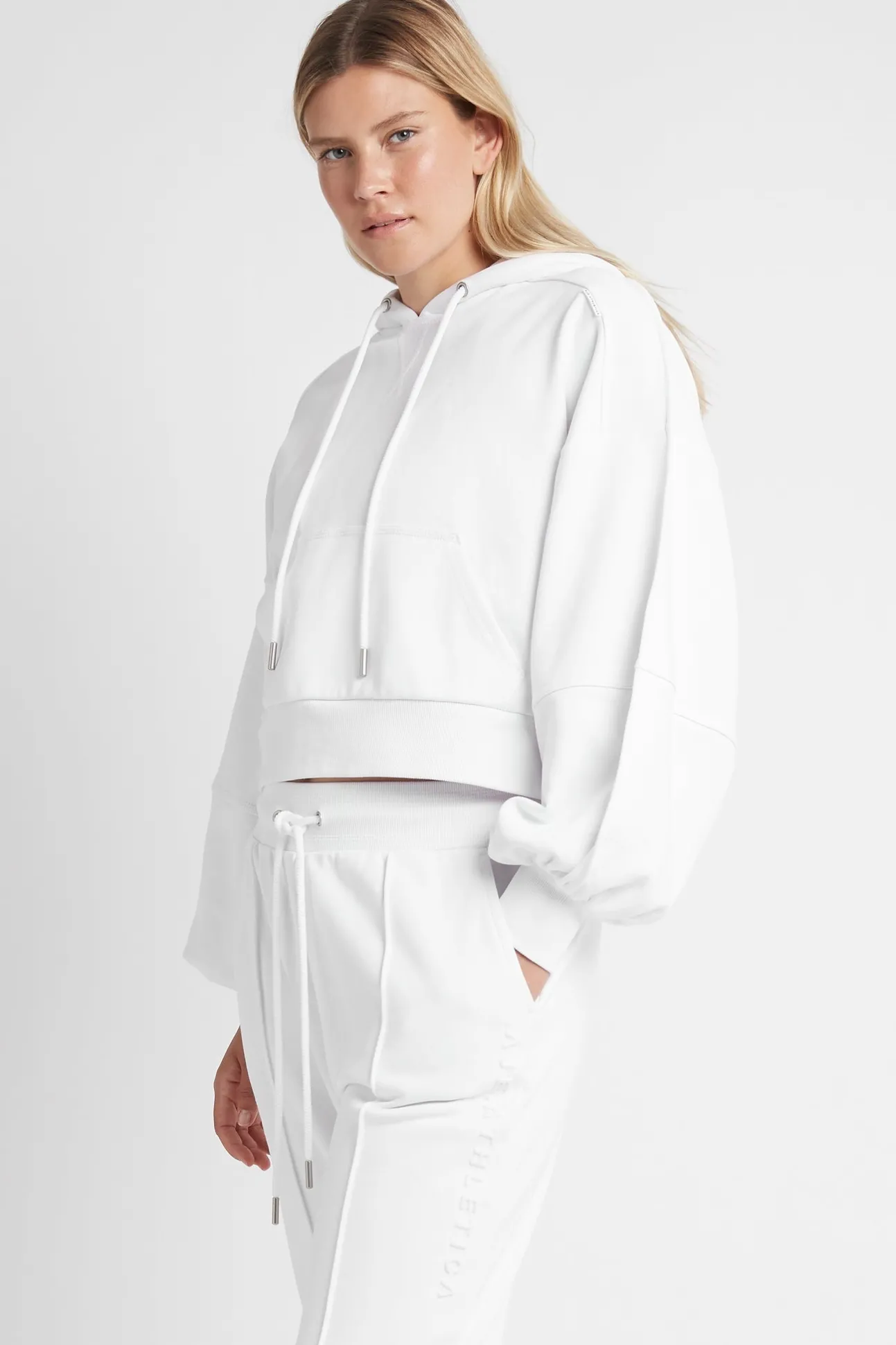 essential_cropped_hoodie__8.webp Essential Cropped Hoodie 405