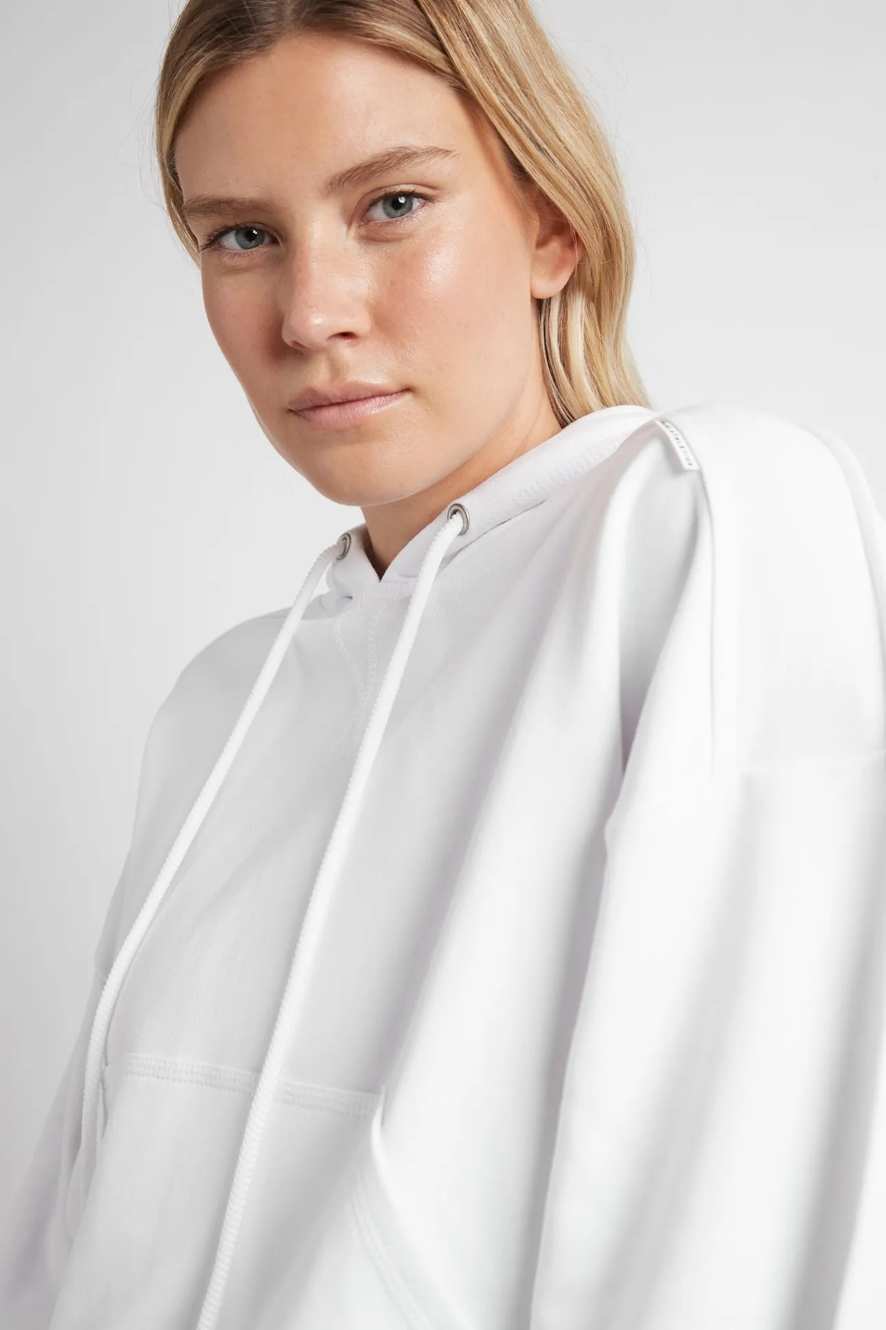 essential_cropped_hoodie__9.webp Essential Cropped Hoodie 405