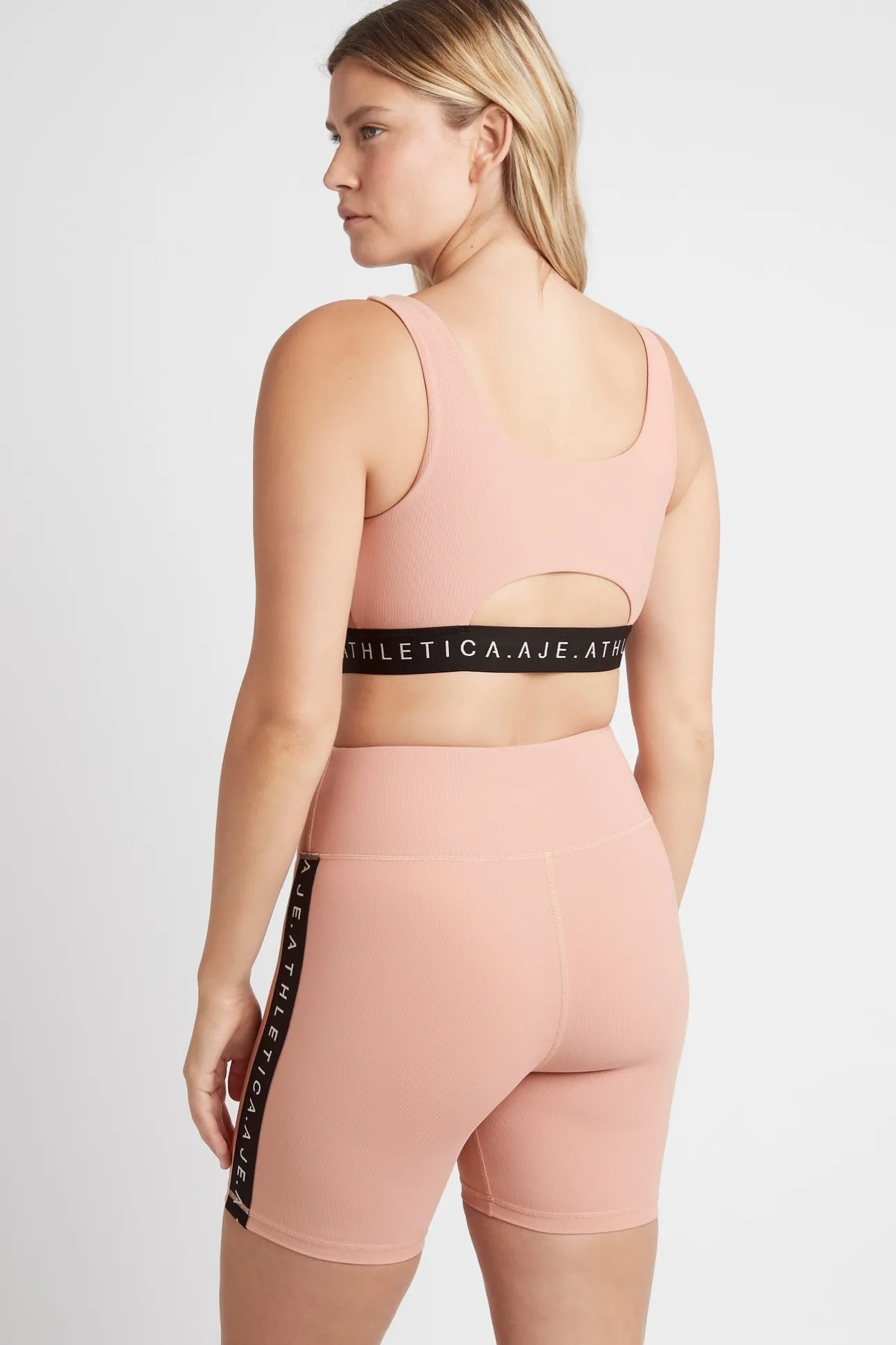 essential_sports_bra__9-3.webp Essential Sports Bra 302