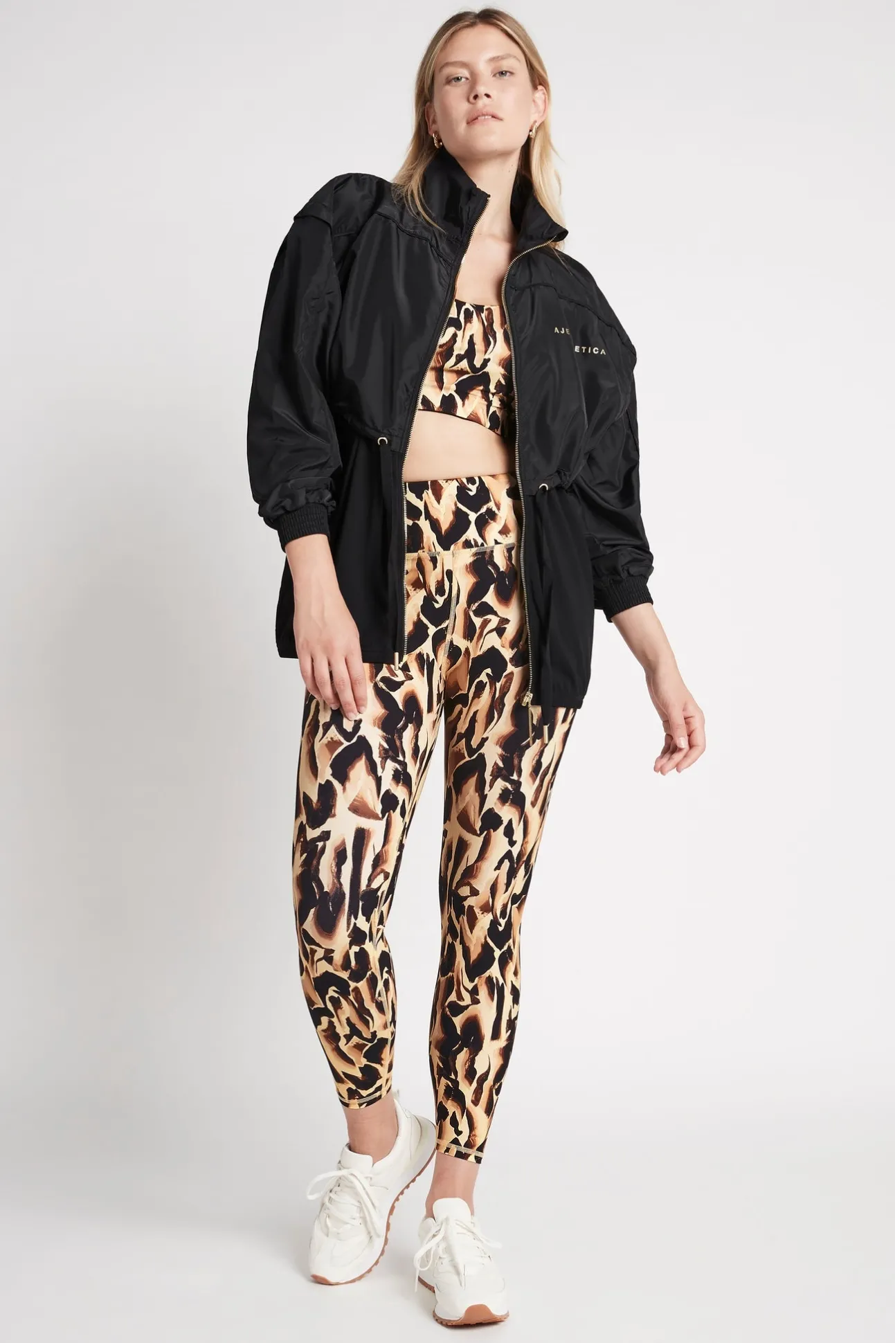 essential_windbreaker_jac_12.webp Essential Windbreaker Jacket 718