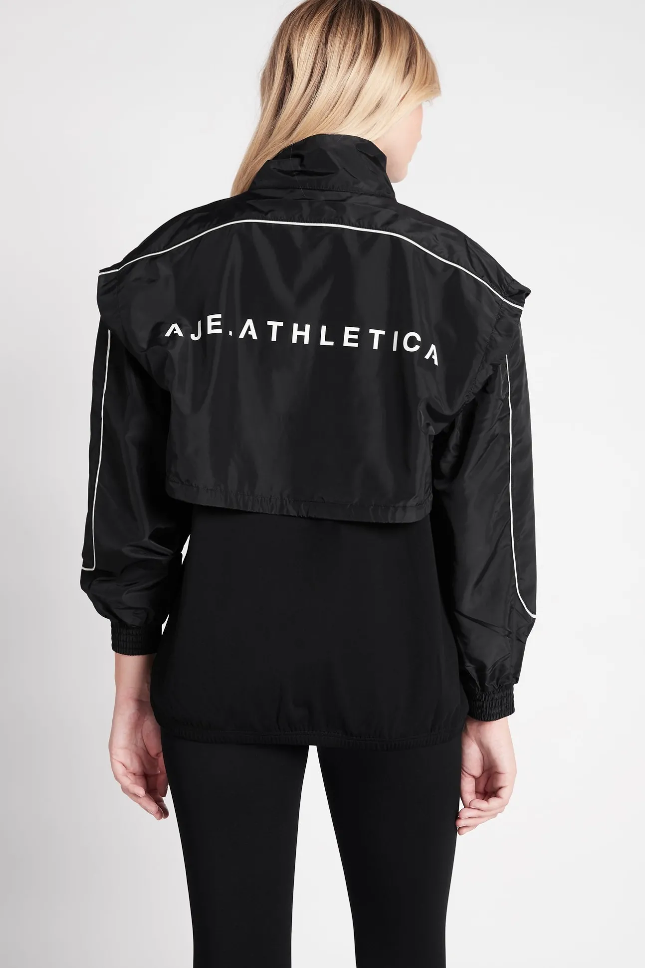 essential_windbreaker_jac_4-1.webp Essential Windbreaker Jacket 718