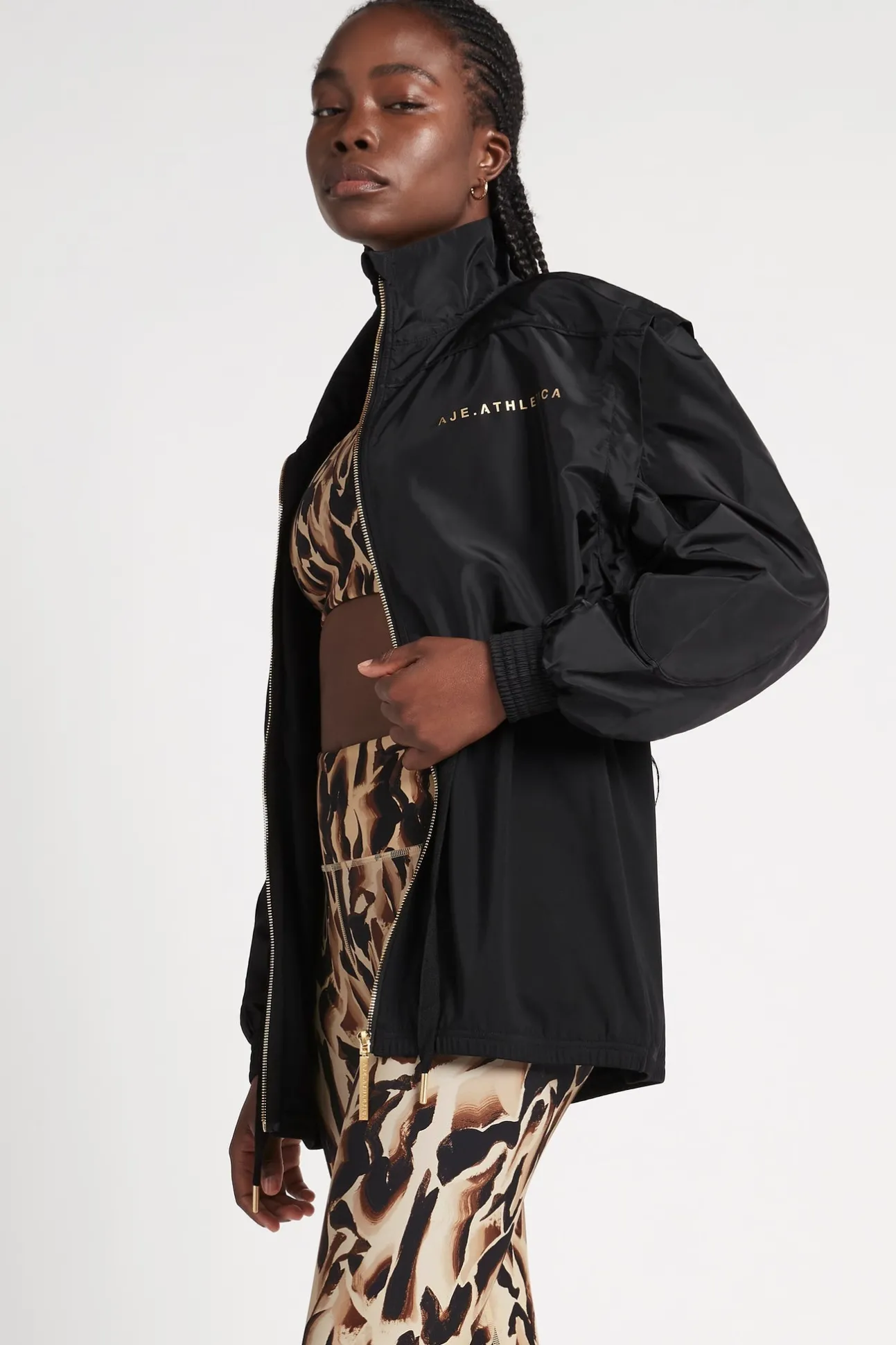 essential_windbreaker_jac_4.webp Essential Windbreaker Jacket 718