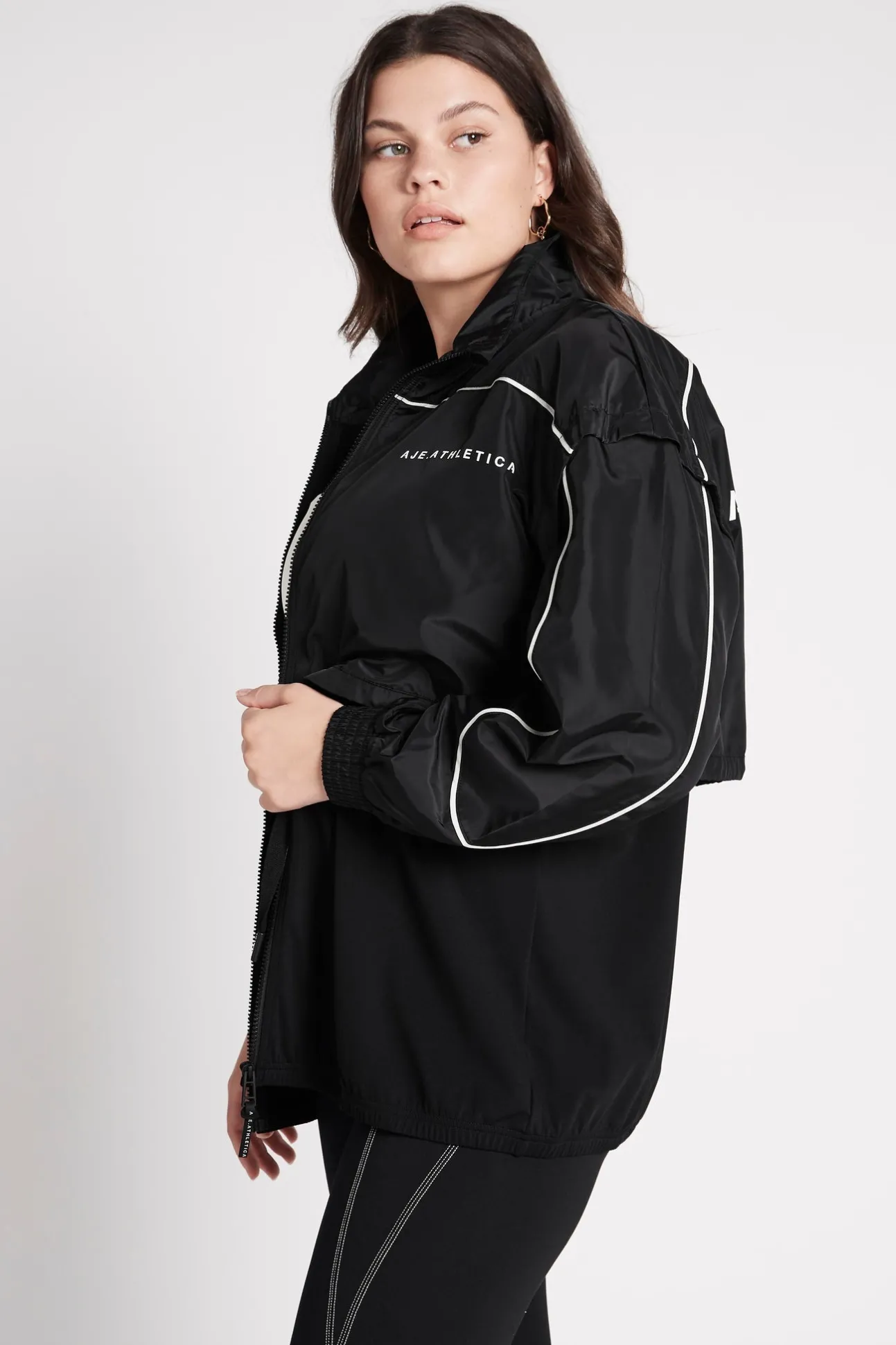 essential_windbreaker_jac_8-1.webp Essential Windbreaker Jacket 718