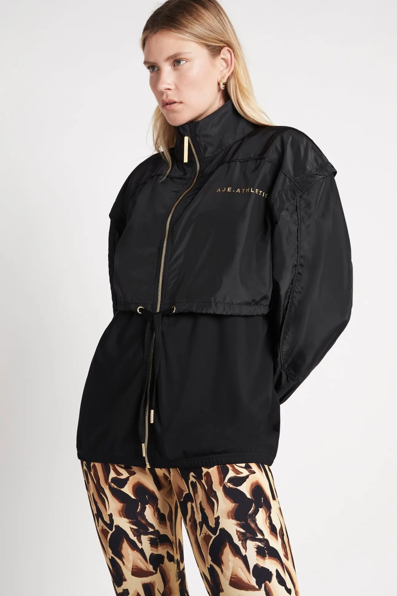 essential_windbreaker_jac_8.webp Essential Windbreaker Jacket 718