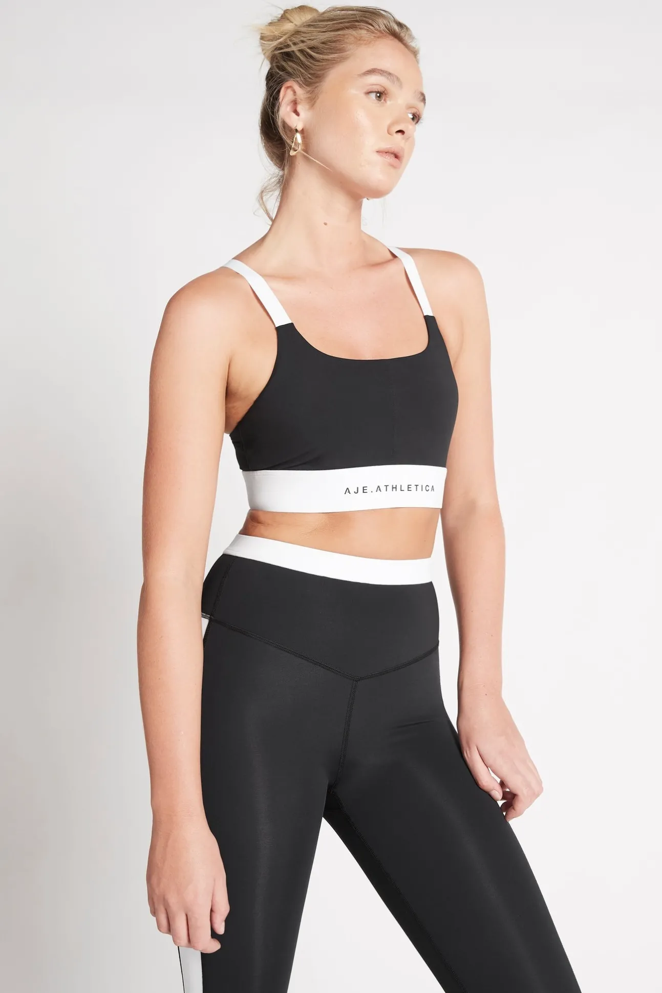 light_support_sports_bra__2.webp Light Support Sports Bra 320