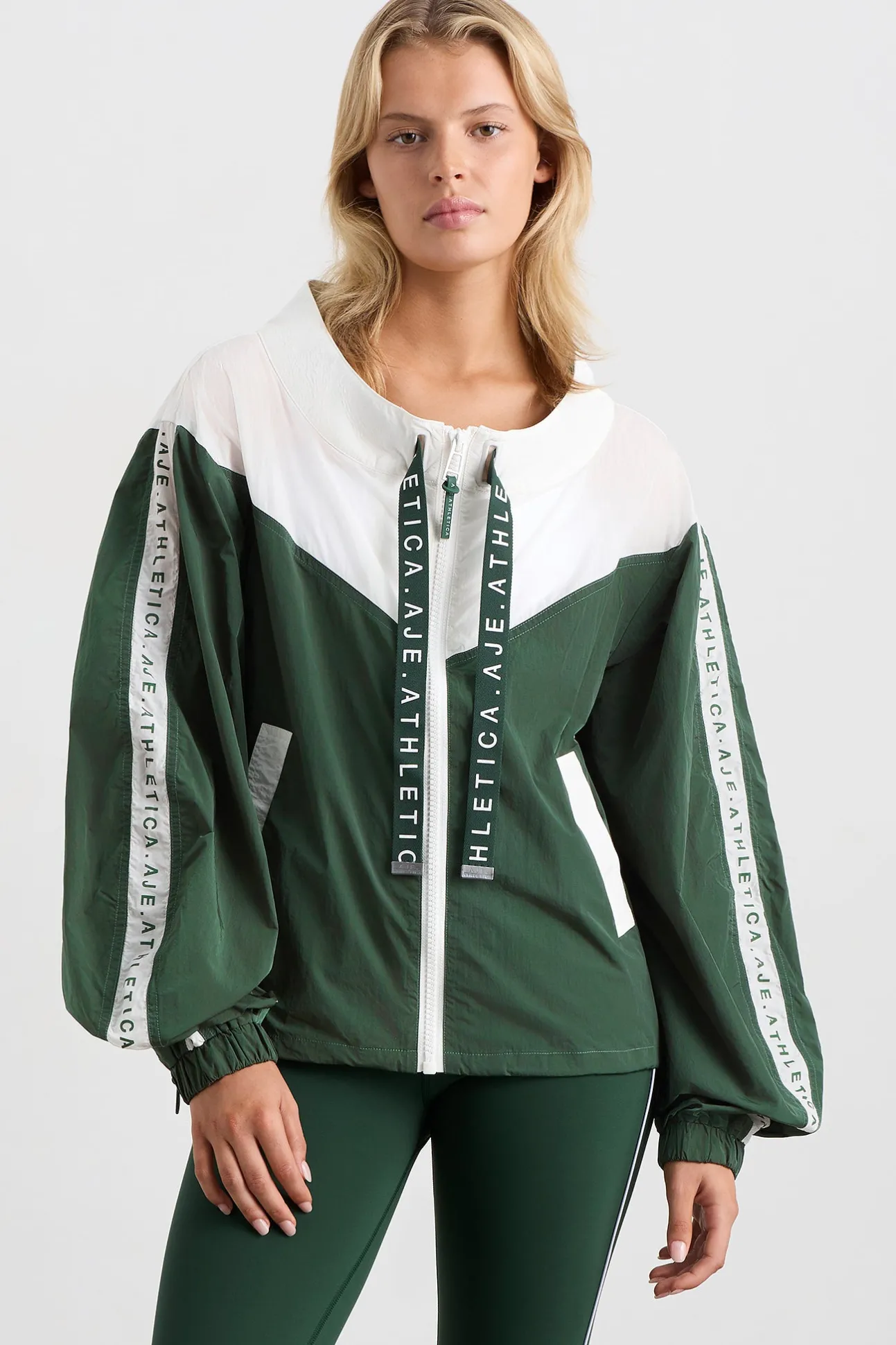 logotape_spray_jacket__0-1.webp Logotape Spray Jacket 762