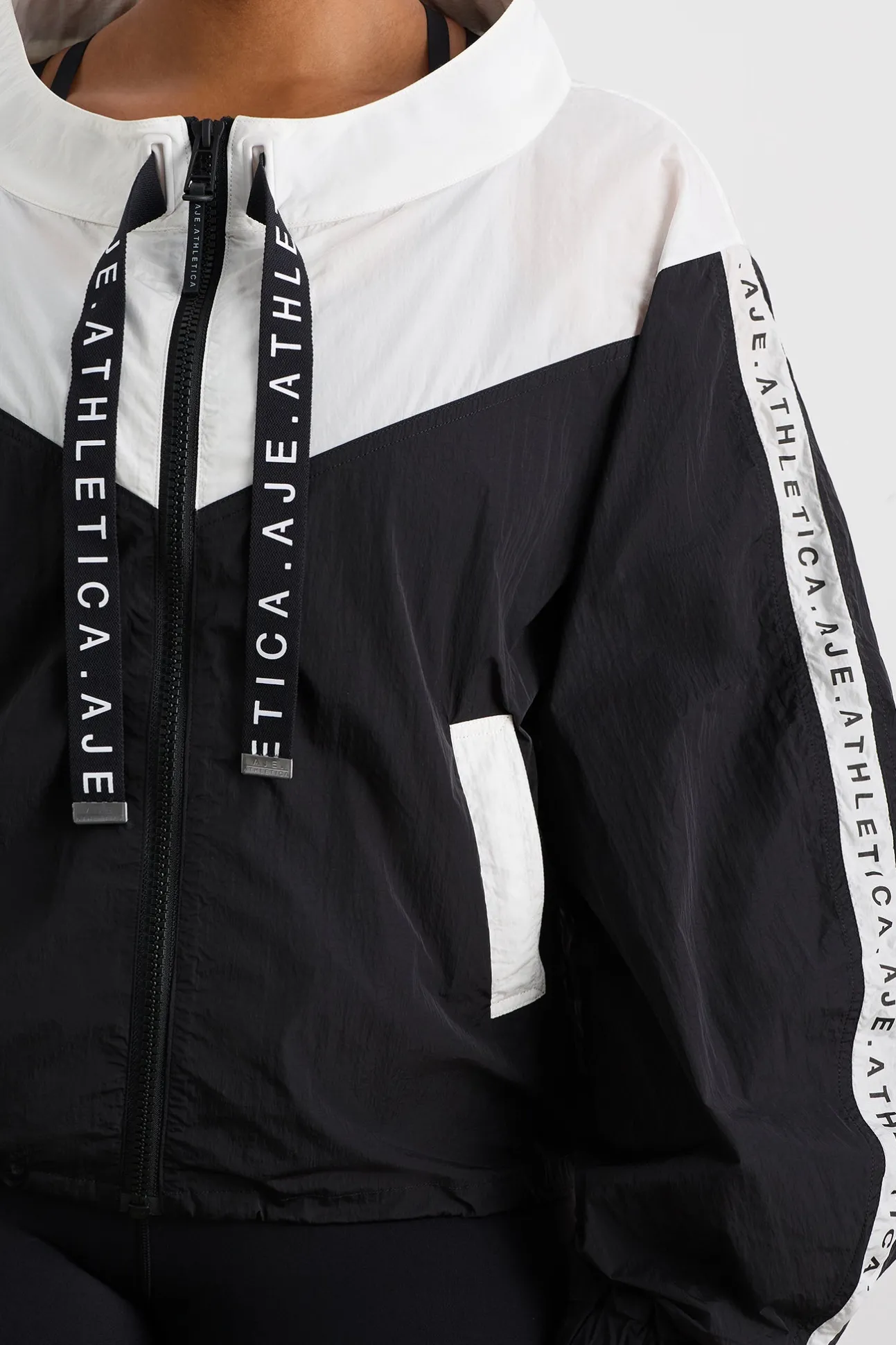 logotape_spray_jacket__11.webp Logotape Spray Jacket 762