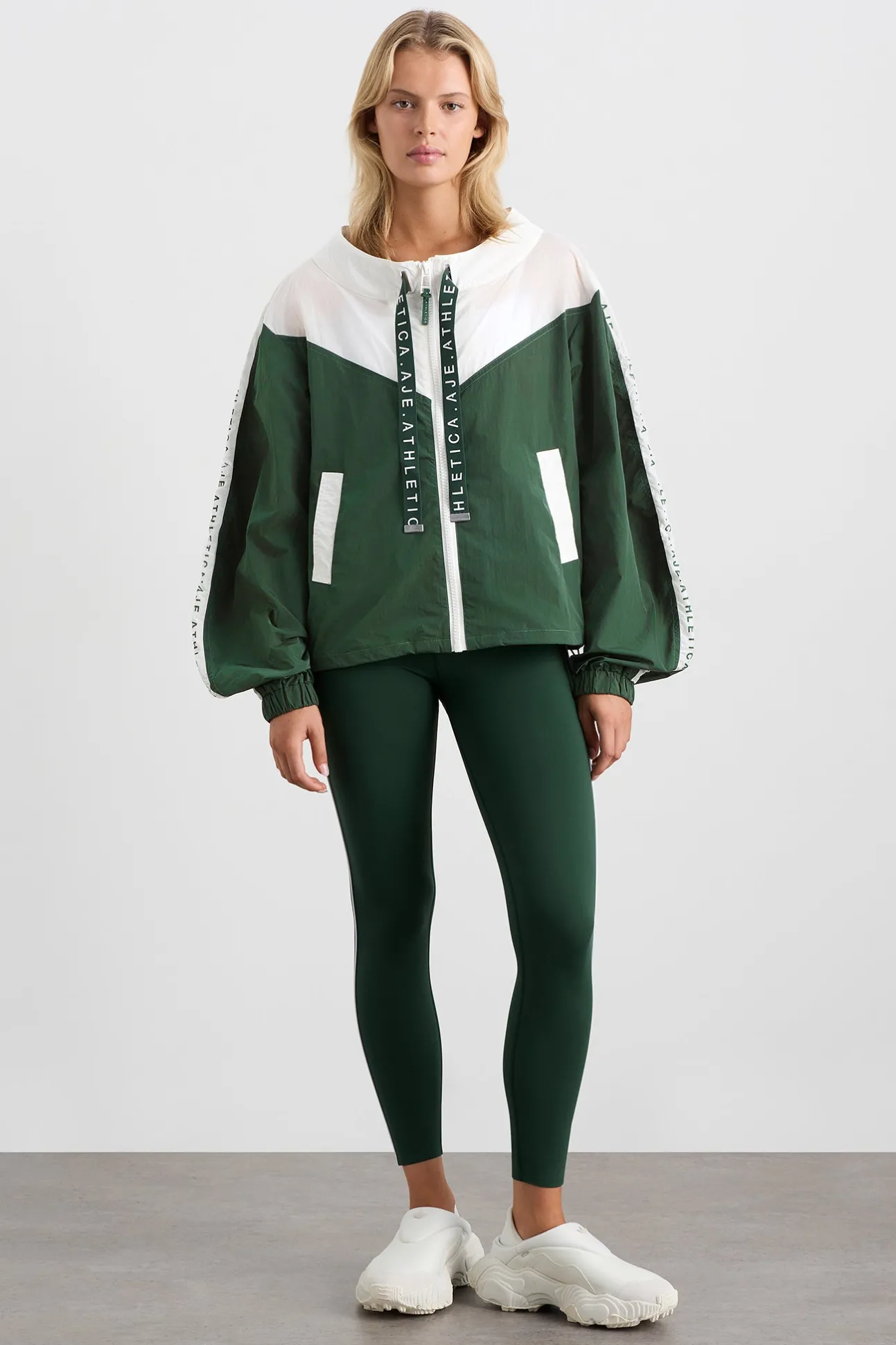 logotape_spray_jacket__2-1.webp Logotape Spray Jacket 762