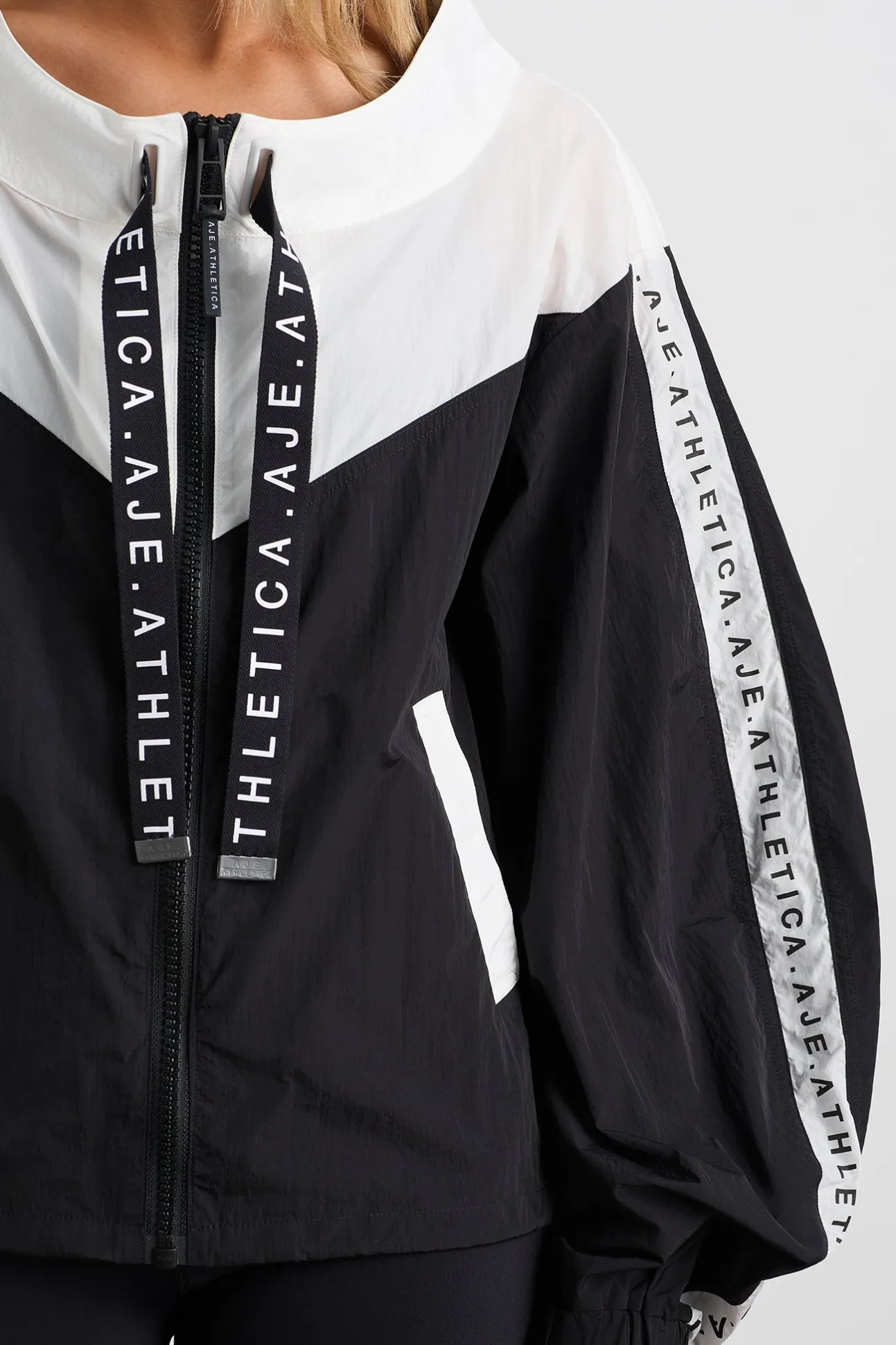 logotape_spray_jacket__3.webp Logotape Spray Jacket 762