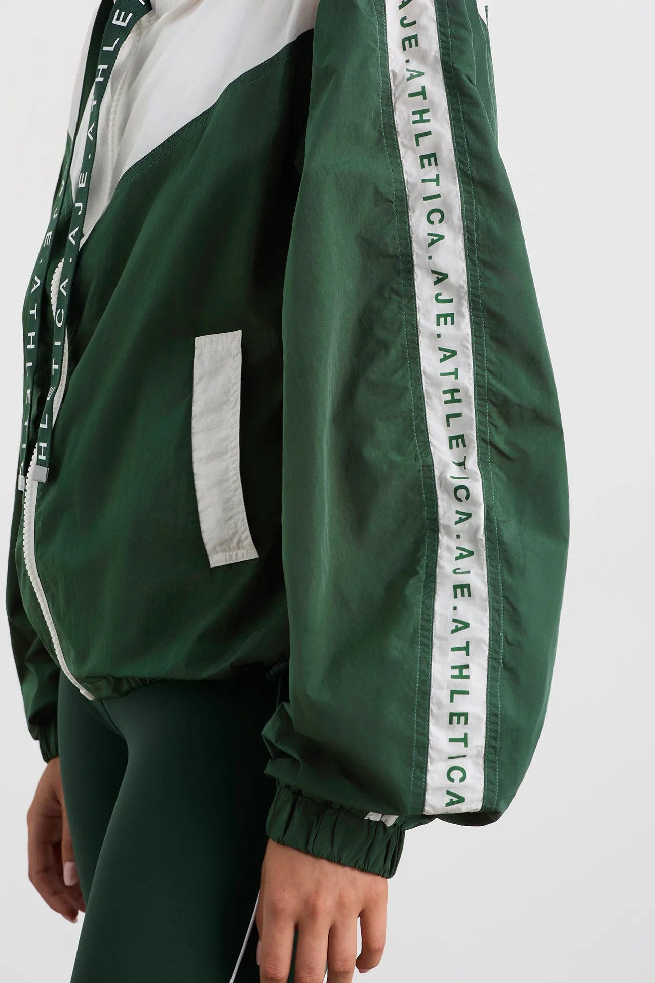 logotape_spray_jacket__4-1.webp Logotape Spray Jacket 762