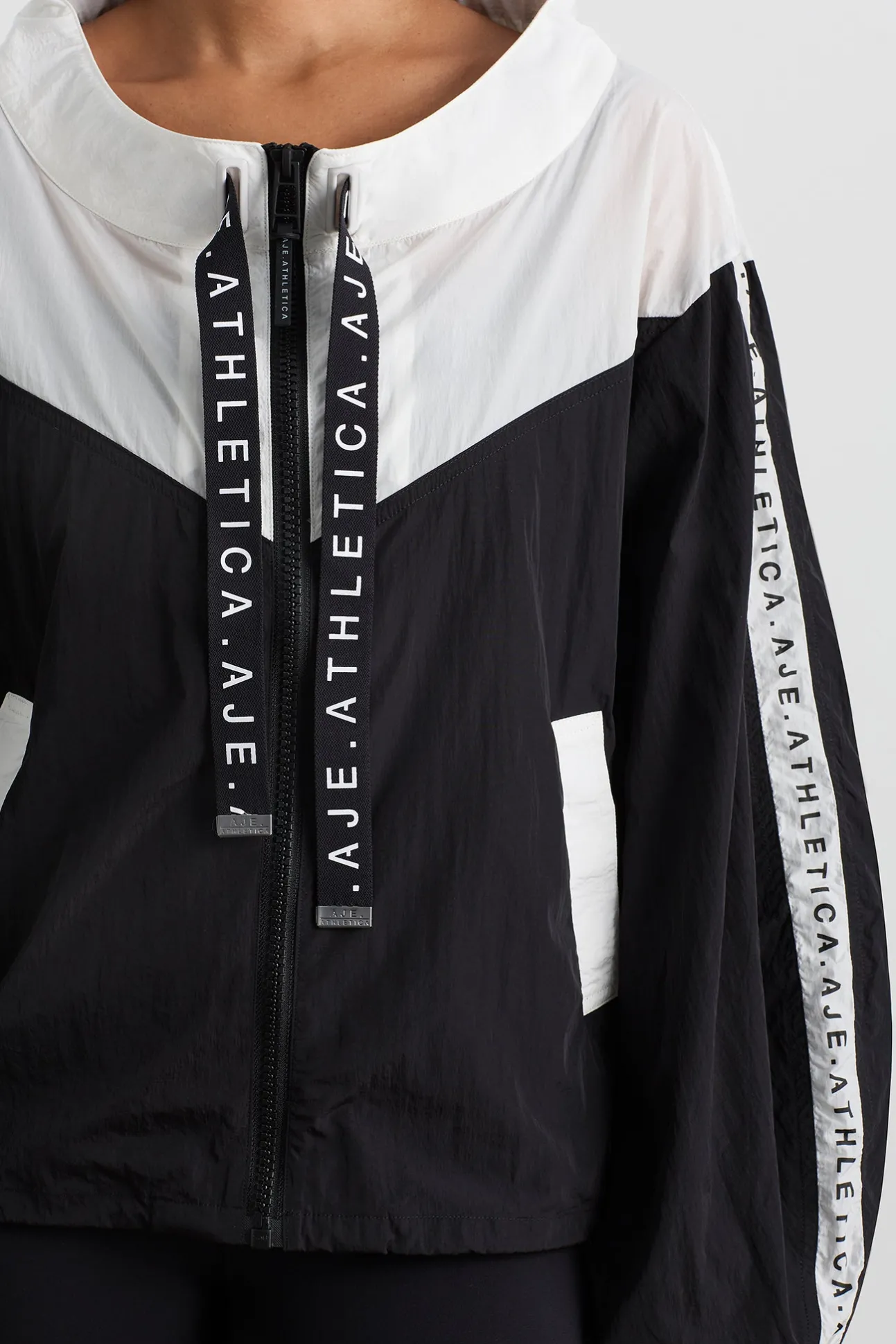 logotape_spray_jacket__7.webp Logotape Spray Jacket 762