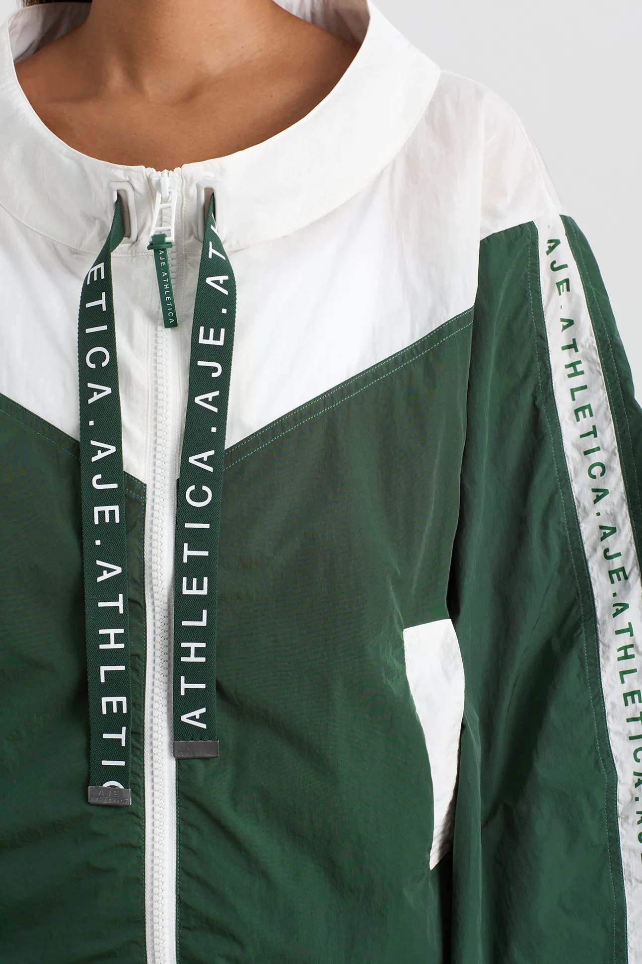 logotape_spray_jacket__9-1.webp Logotape Spray Jacket 762