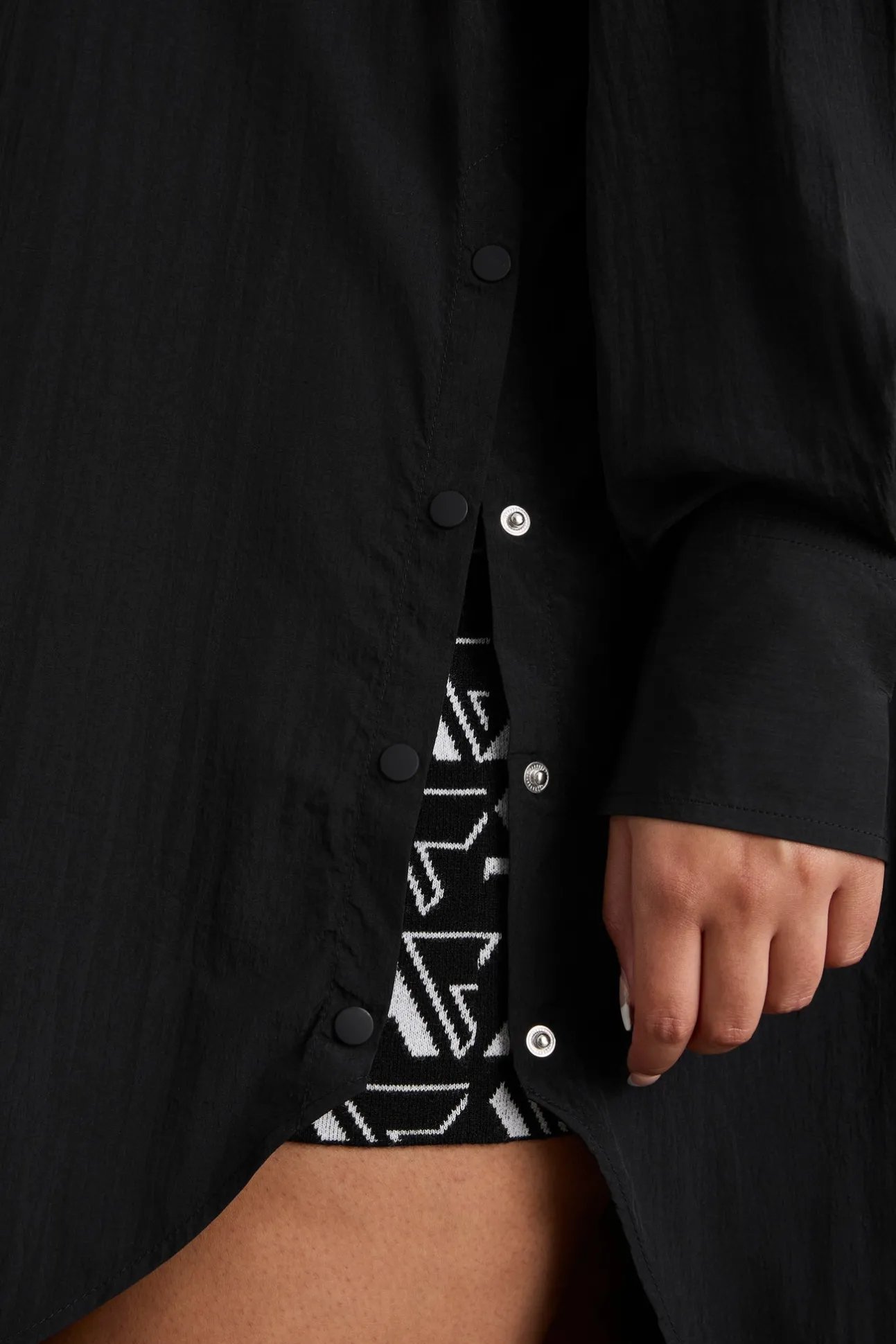 longline_windbreaker_shir_12-1.webp Longline Windbreaker Shirt 438