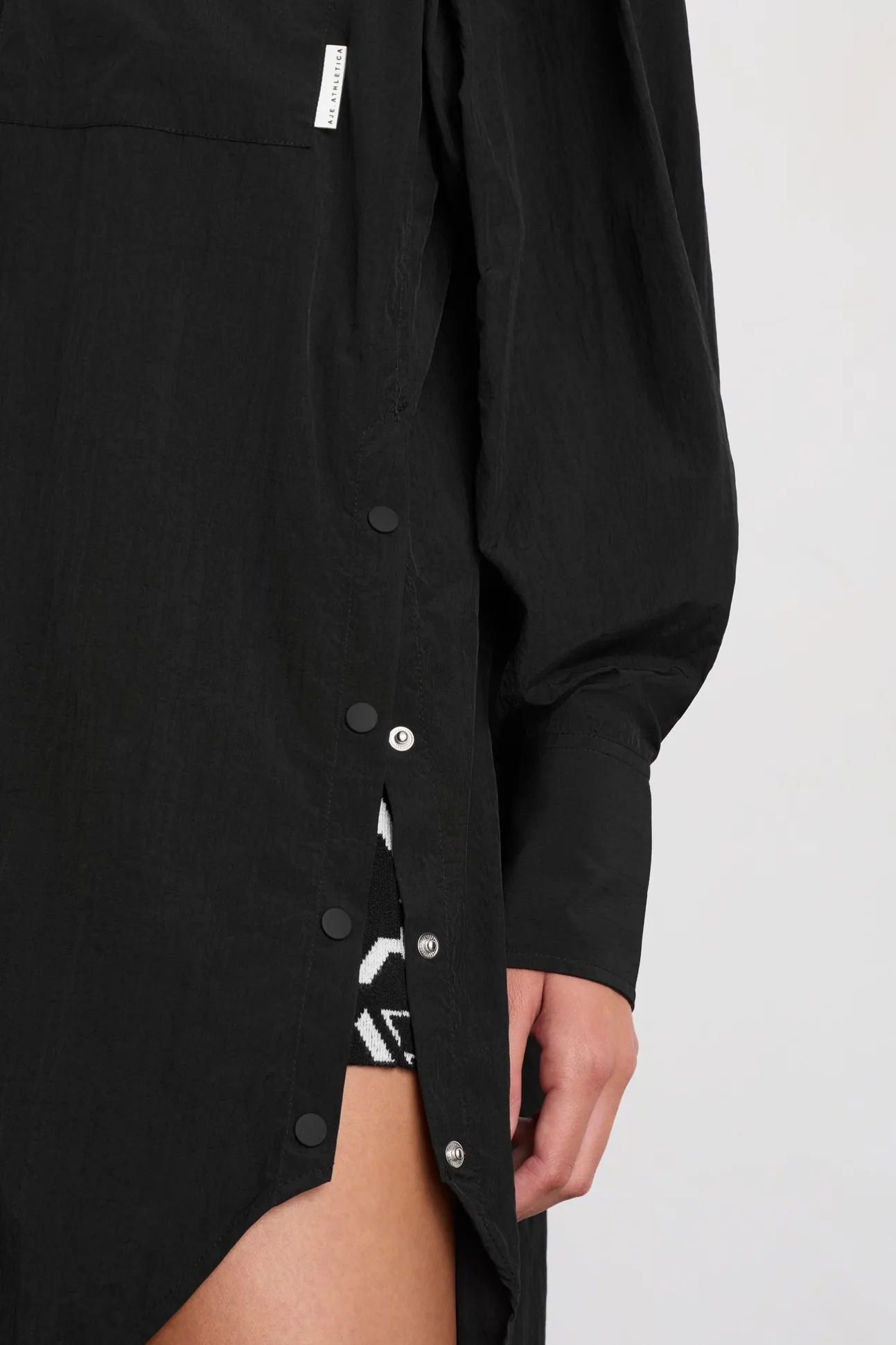longline_windbreaker_shir_4-1.webp Longline Windbreaker Shirt 438