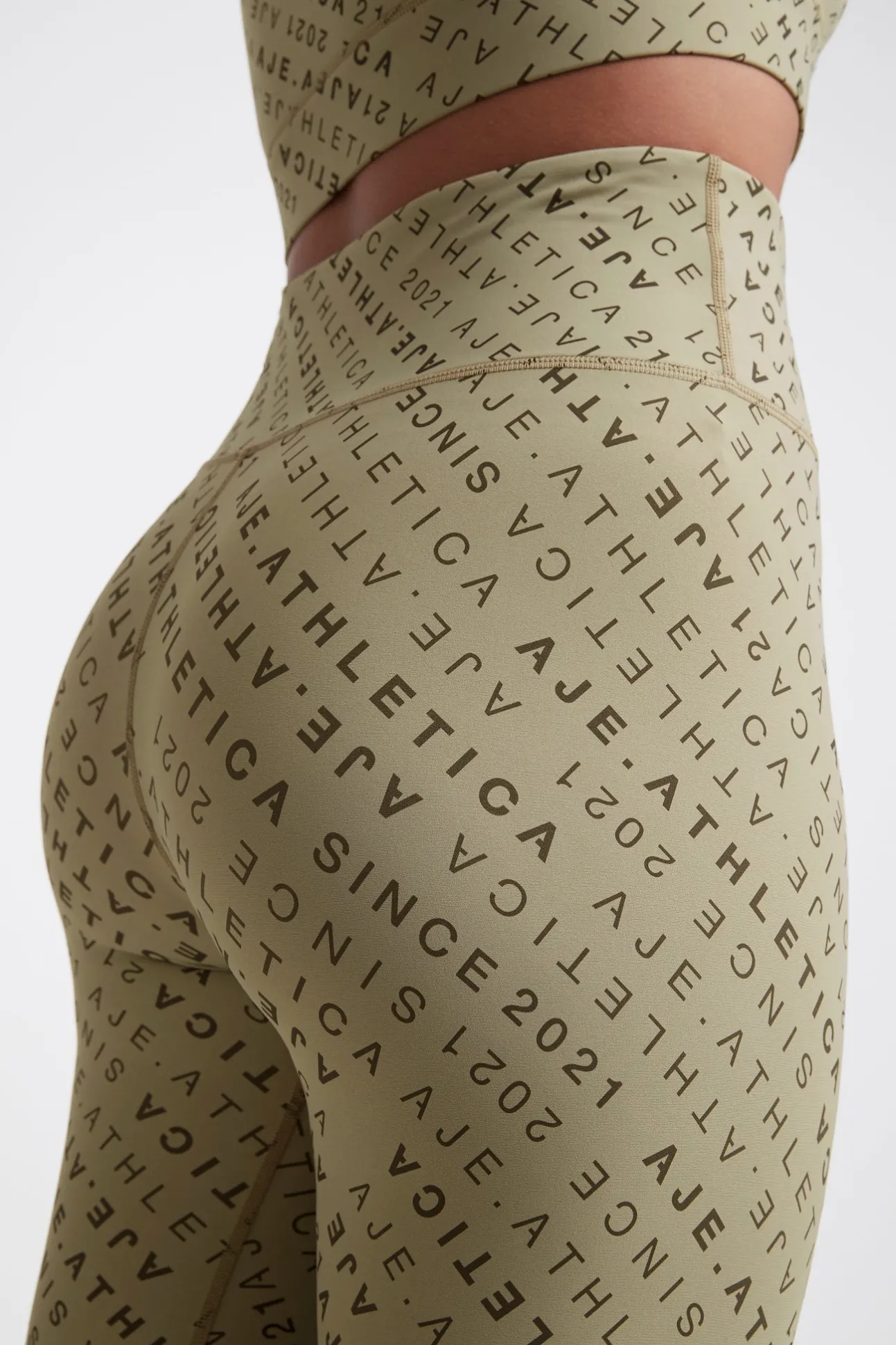 monogram_high_rise__leggi_7.webp Monogram High Rise 7/8 Legging 203
