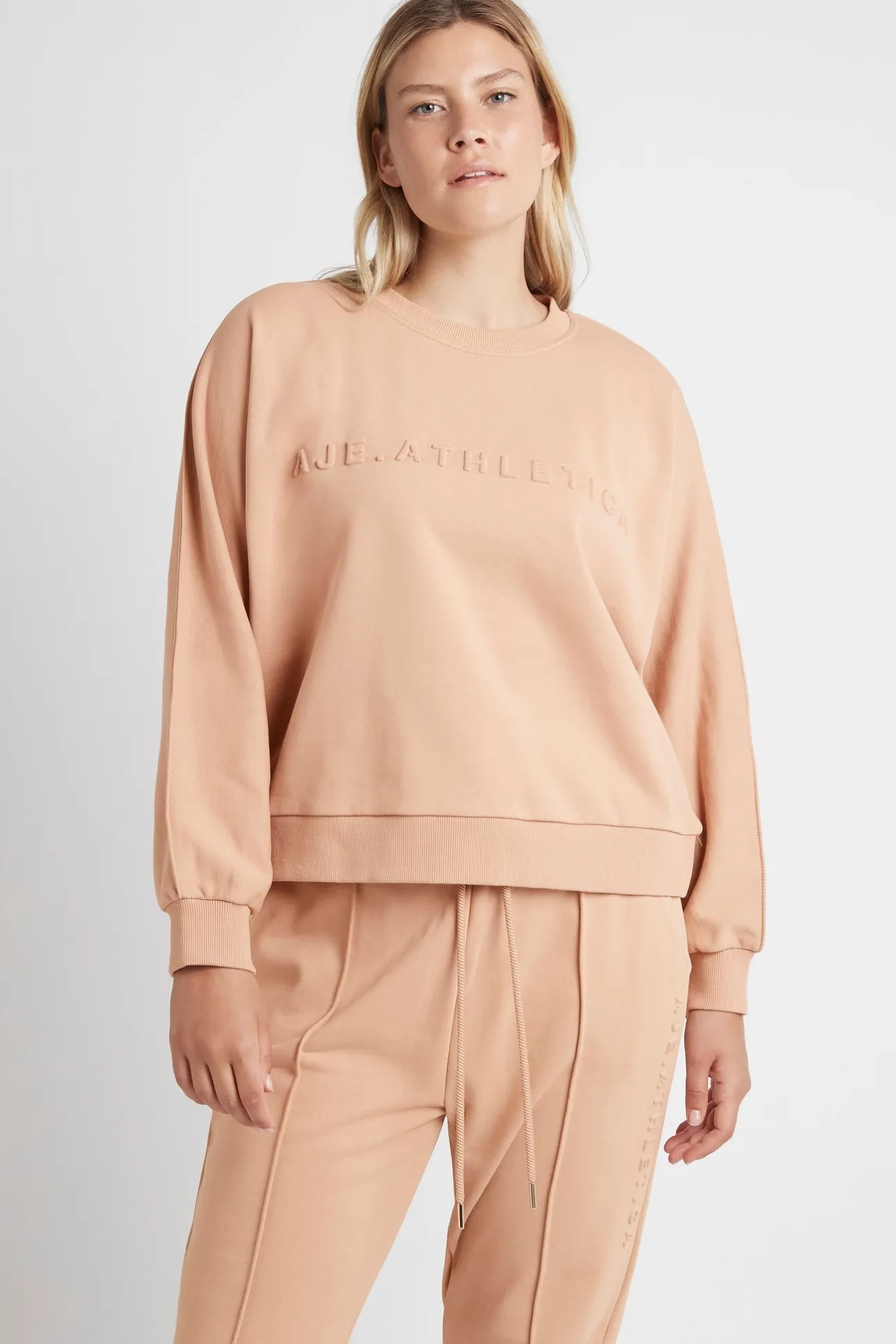 signature_embossed_logo_c_6-2.webp Signature Embossed Logo Crew Jumper 401