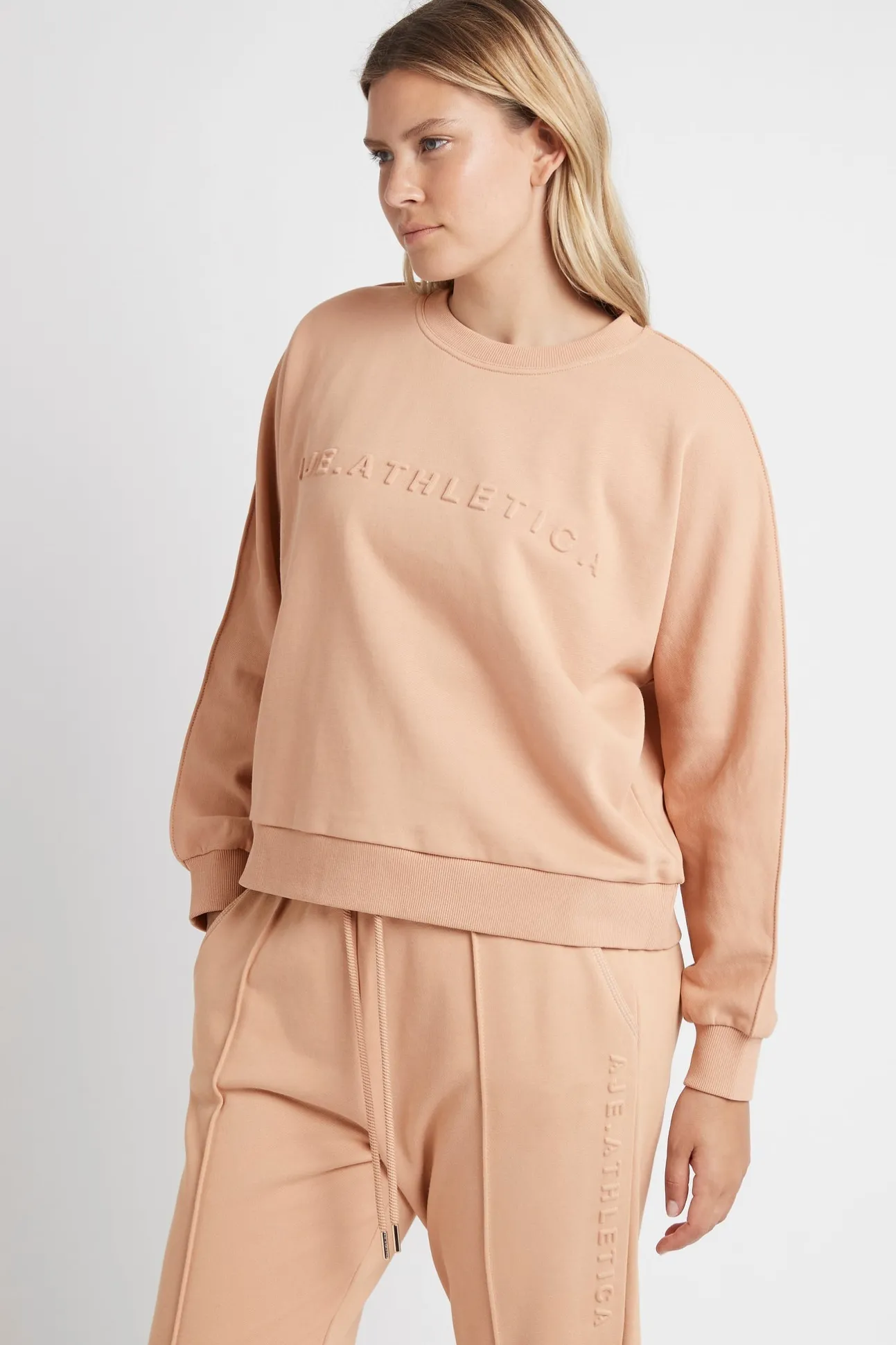 signature_embossed_logo_c_7-2.webp Signature Embossed Logo Crew Jumper 401