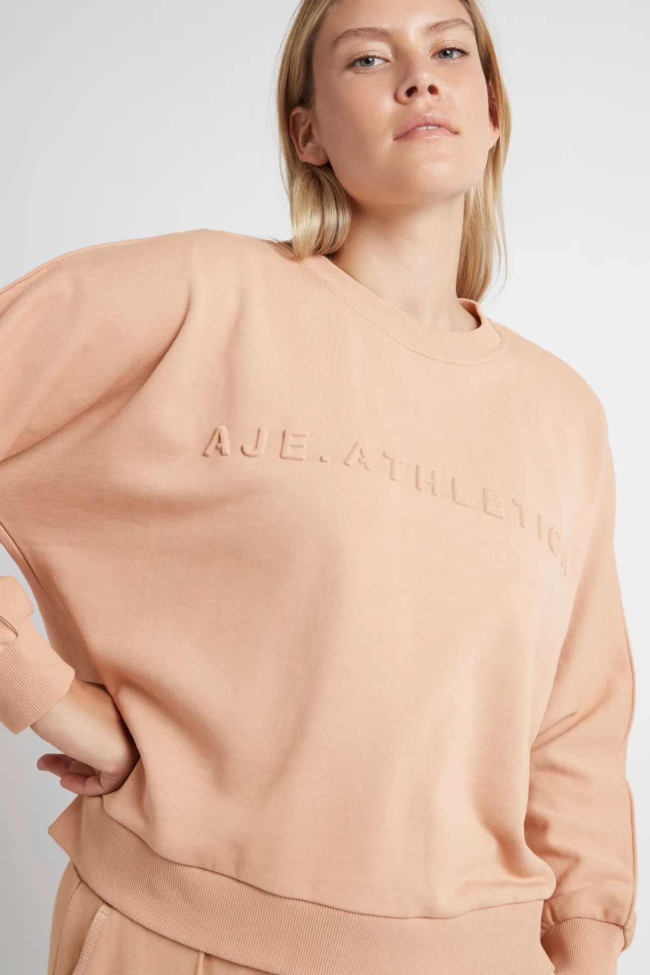 signature_embossed_logo_c_8-2.webp Signature Embossed Logo Crew Jumper 401