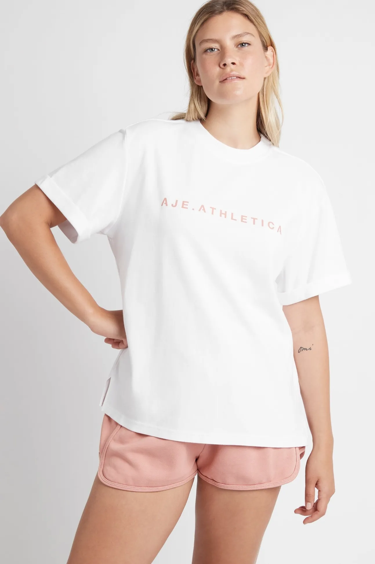 signature_logo_tshirt__6.webp Signature Logo T-Shirt 102